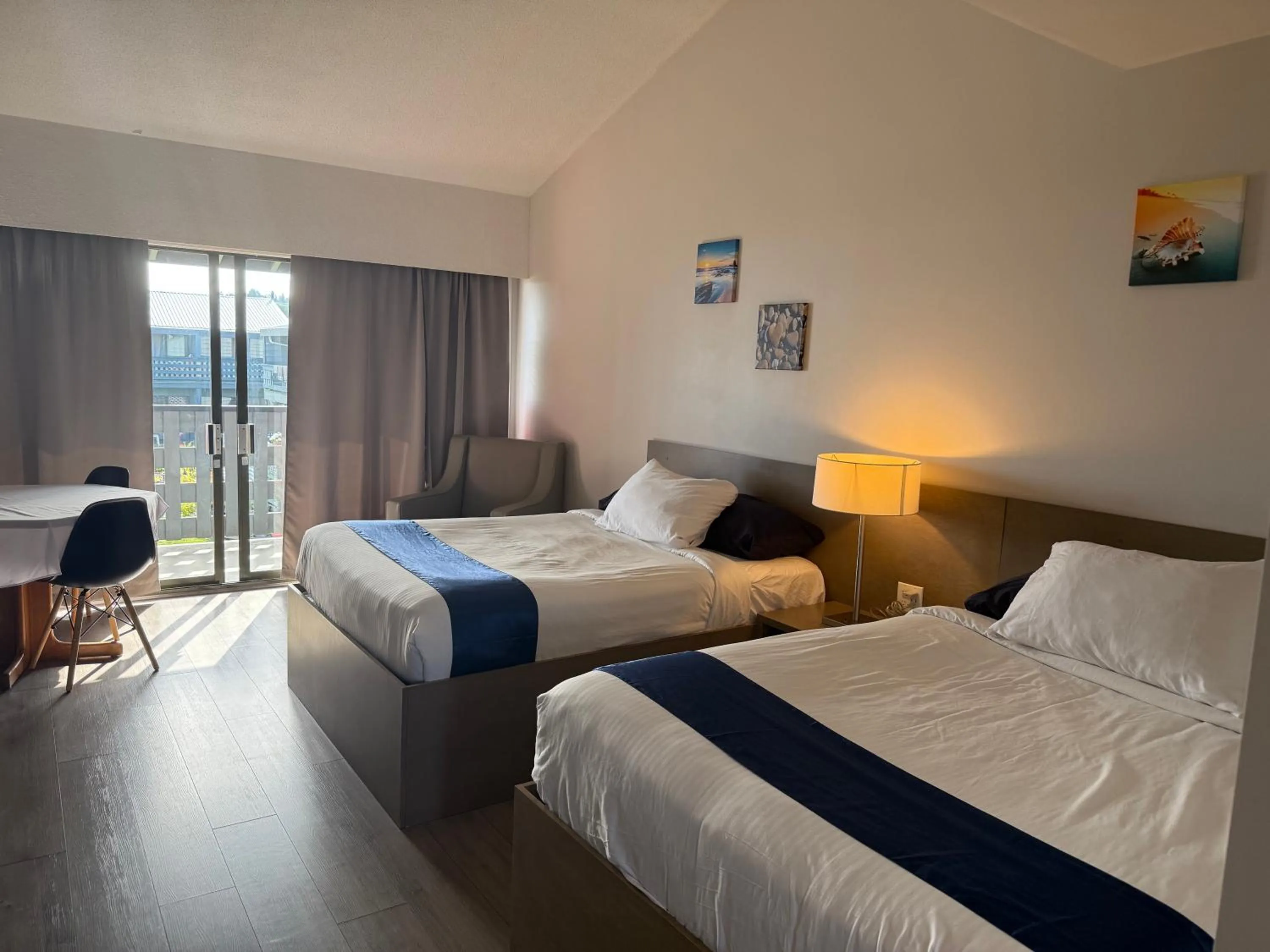 Bed in Sand Pebbles Inn