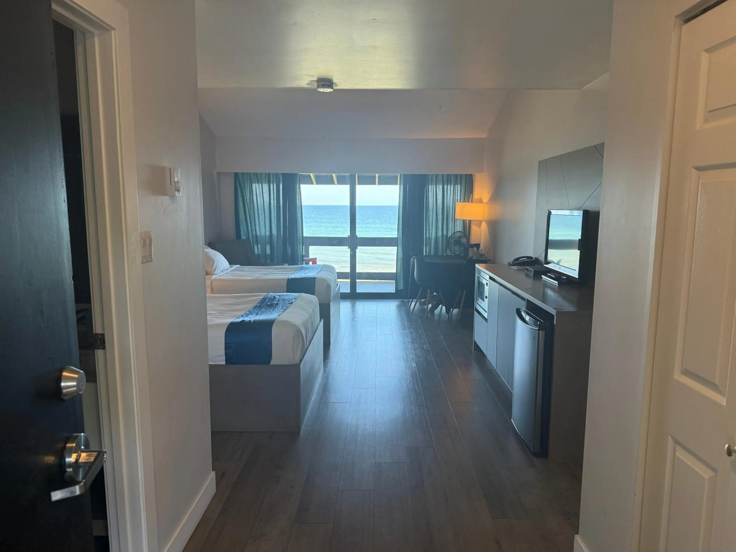 Photo of the whole room, Bed in Sand Pebbles Inn