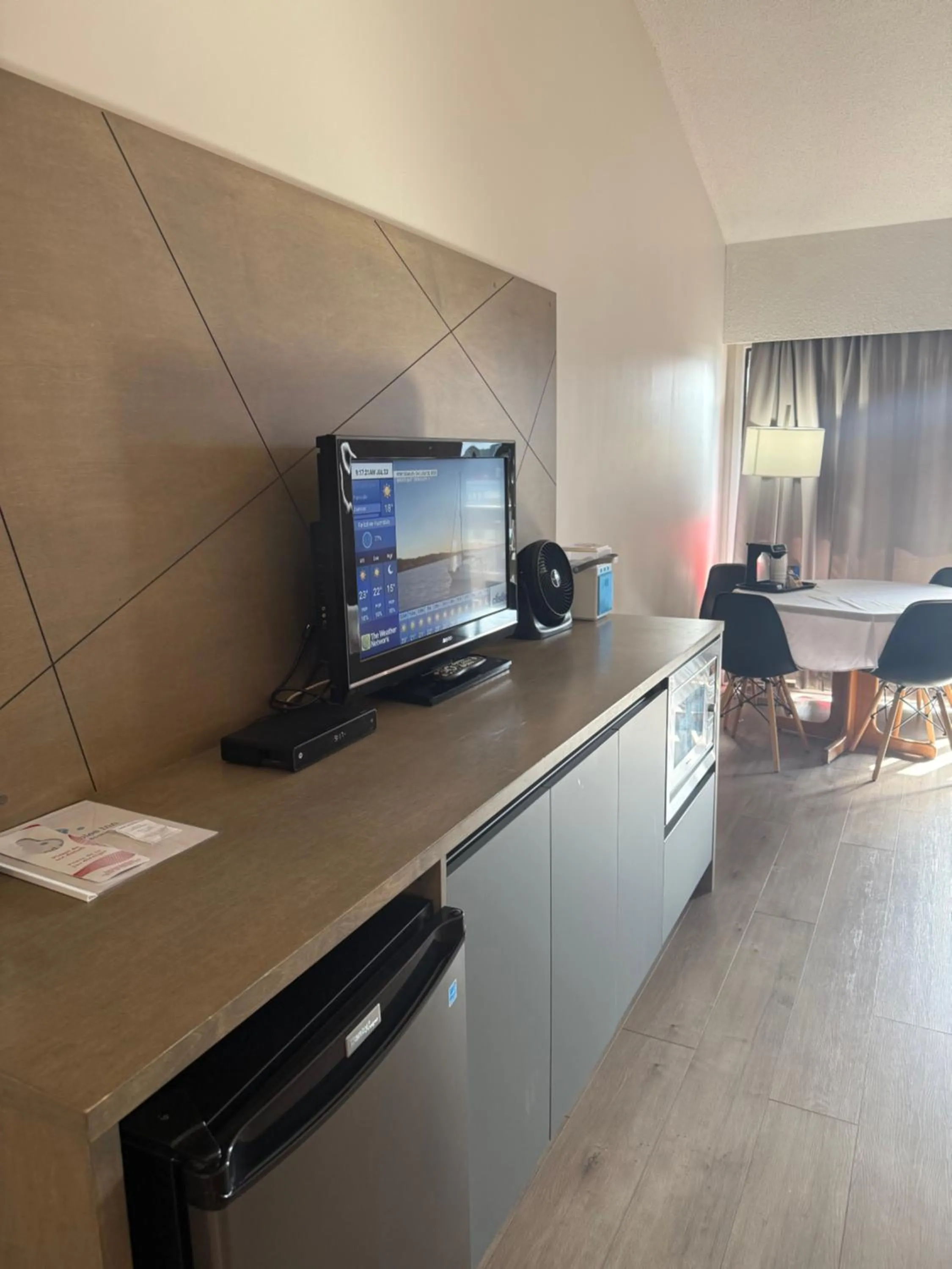 Evening entertainment in Sand Pebbles Inn