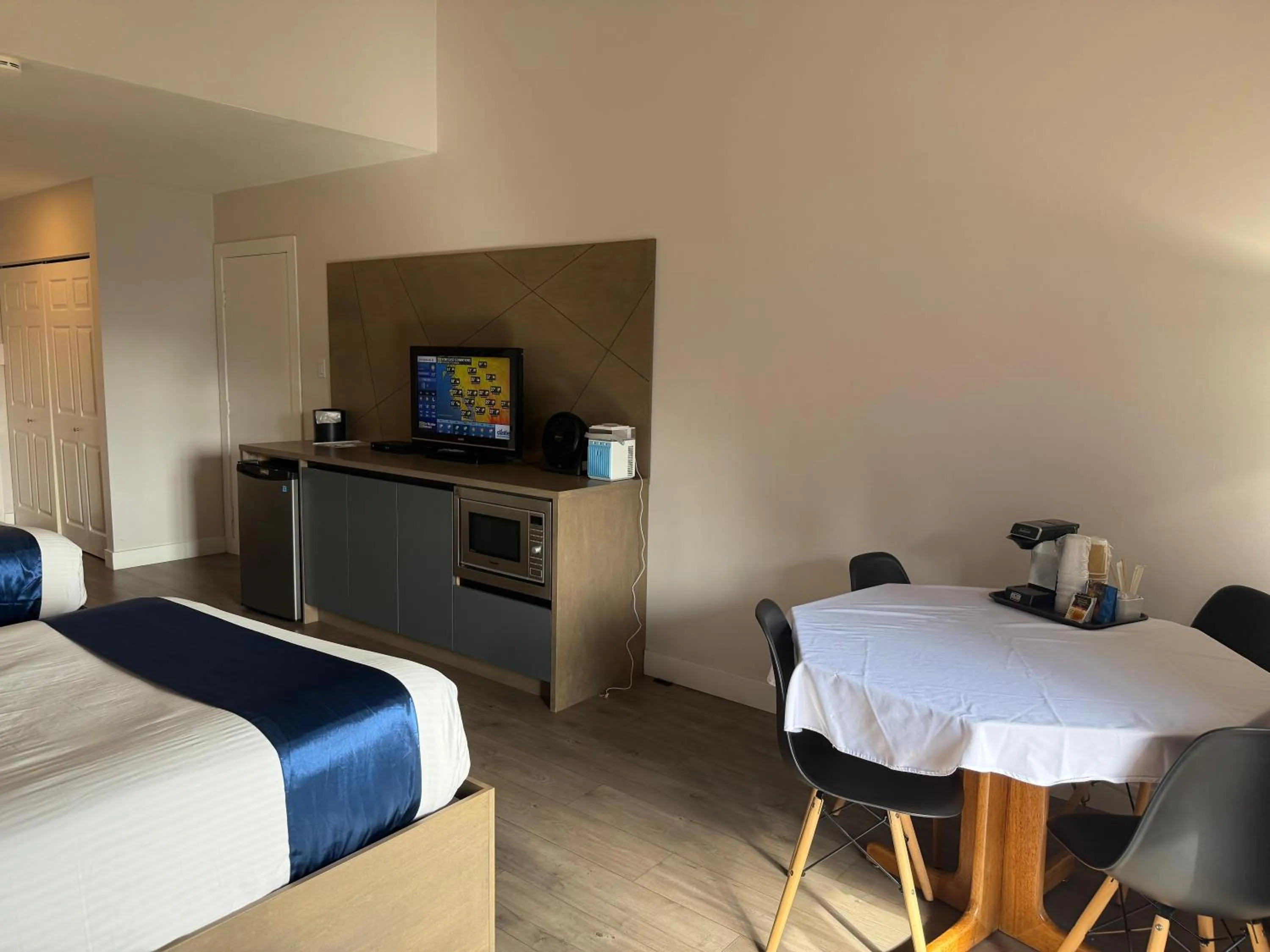 Seating area, Bed in Sand Pebbles Inn