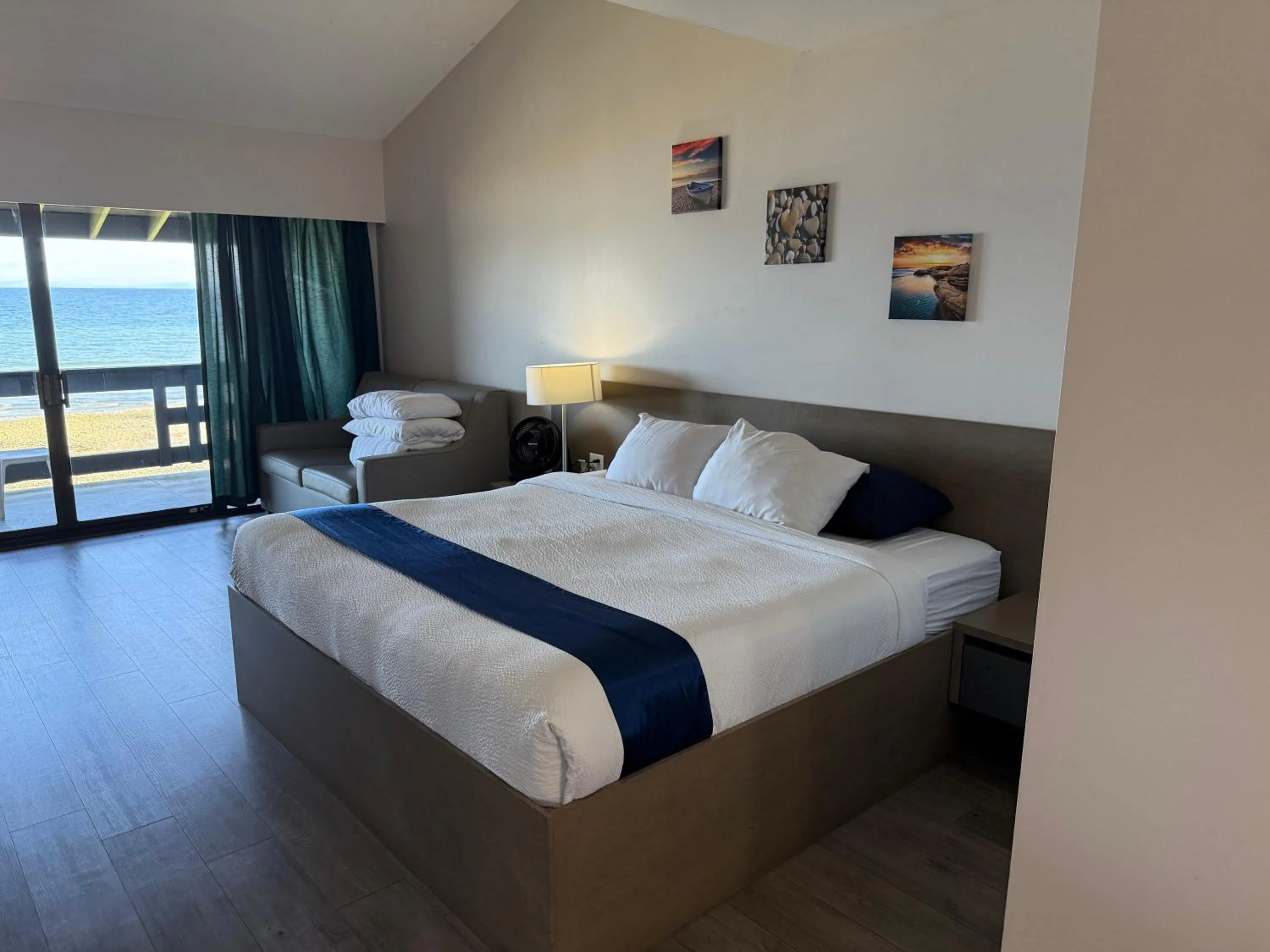 Photo of the whole room, Bed in Sand Pebbles Inn