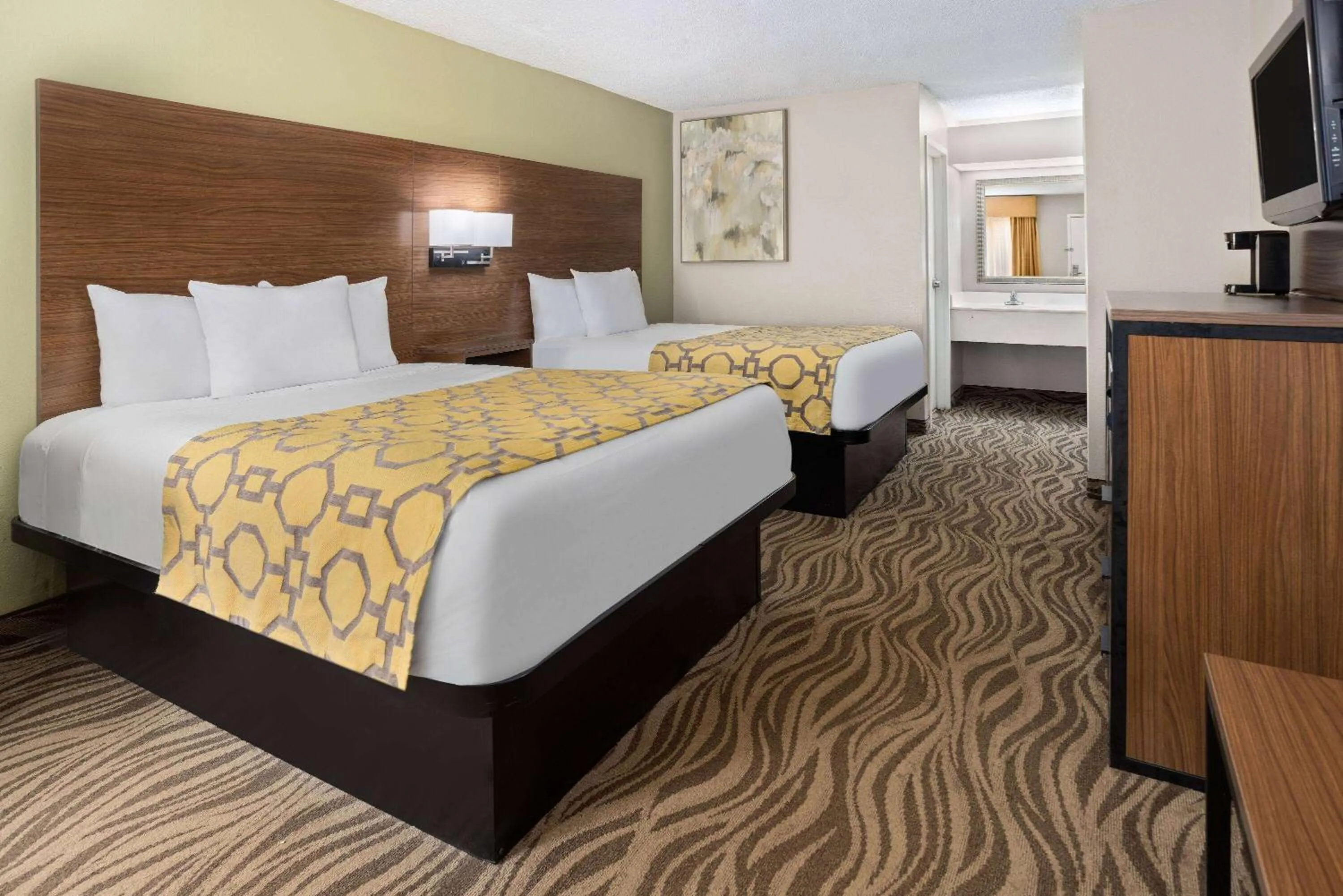 Photo of the whole room, Bed in Baymont by Wyndham Griffin