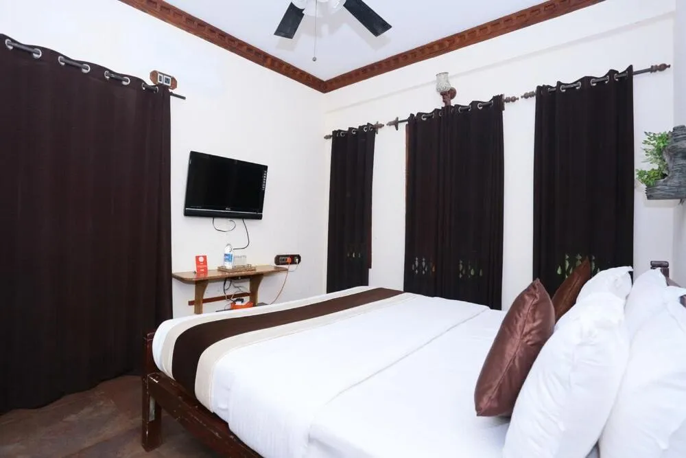 Bedroom, Bed in Kovalam Beach Hotel