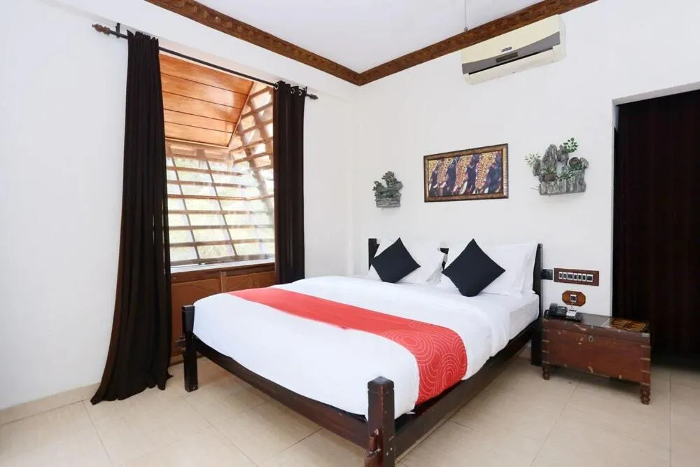 Photo of the whole room, Bed in Kovalam Beach Hotel