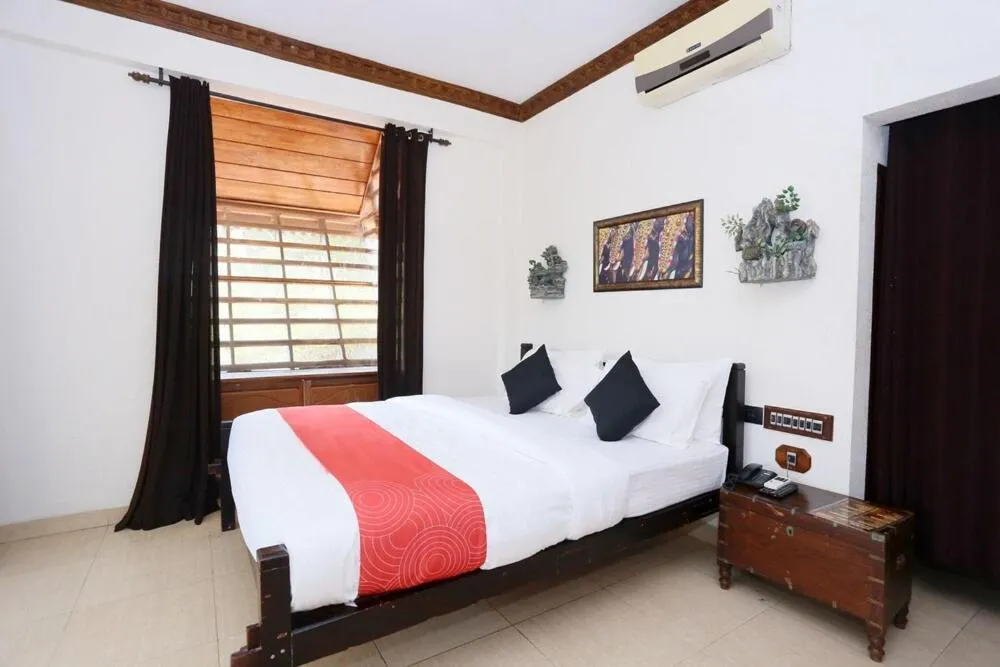 Photo of the whole room, Bed in Kovalam Beach Hotel