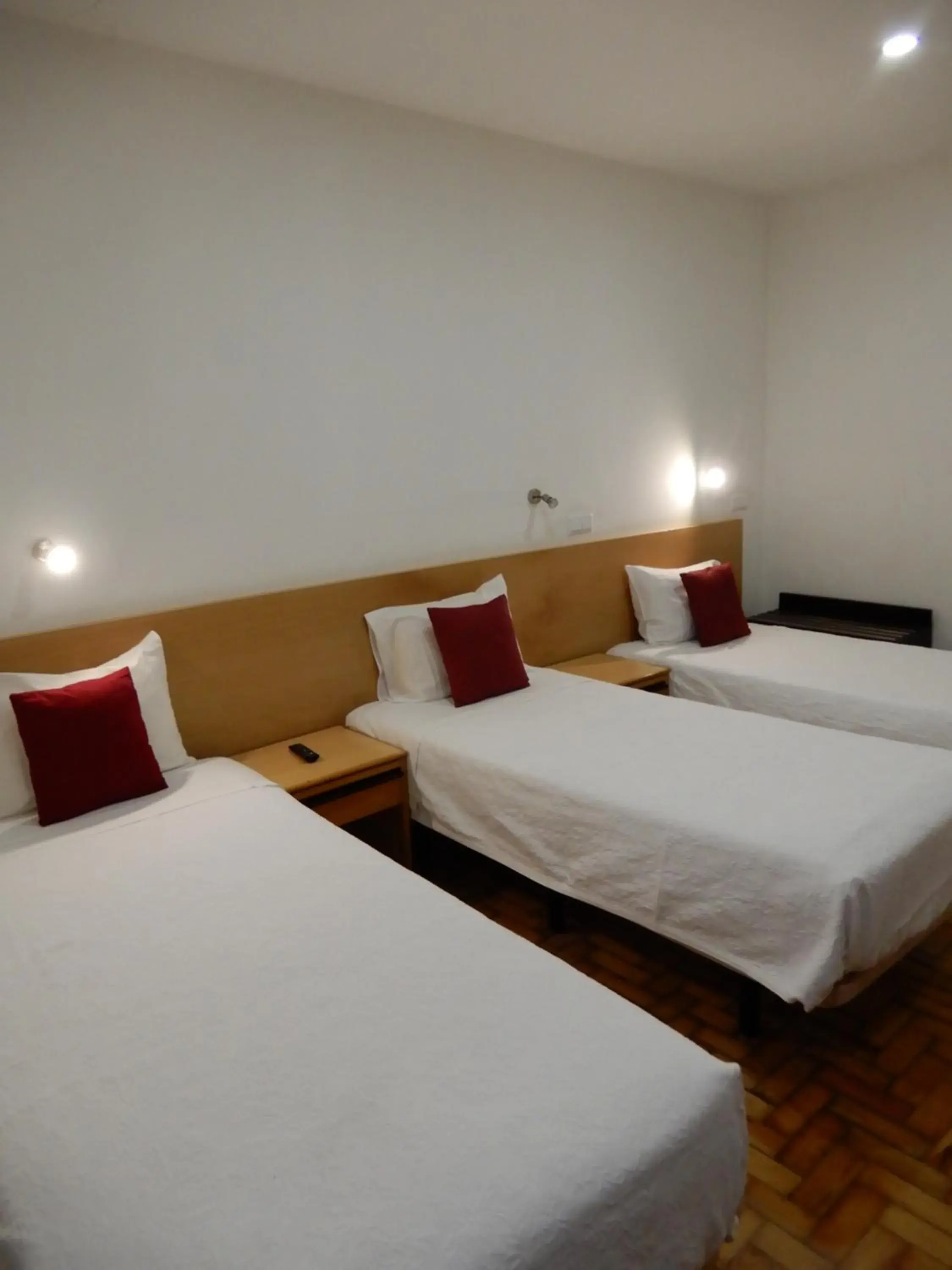 Triple Room with Private Bathroom in Guesthouse Coimbra City Triple Room with Private Bathroom in Guesthouse Coimbra City