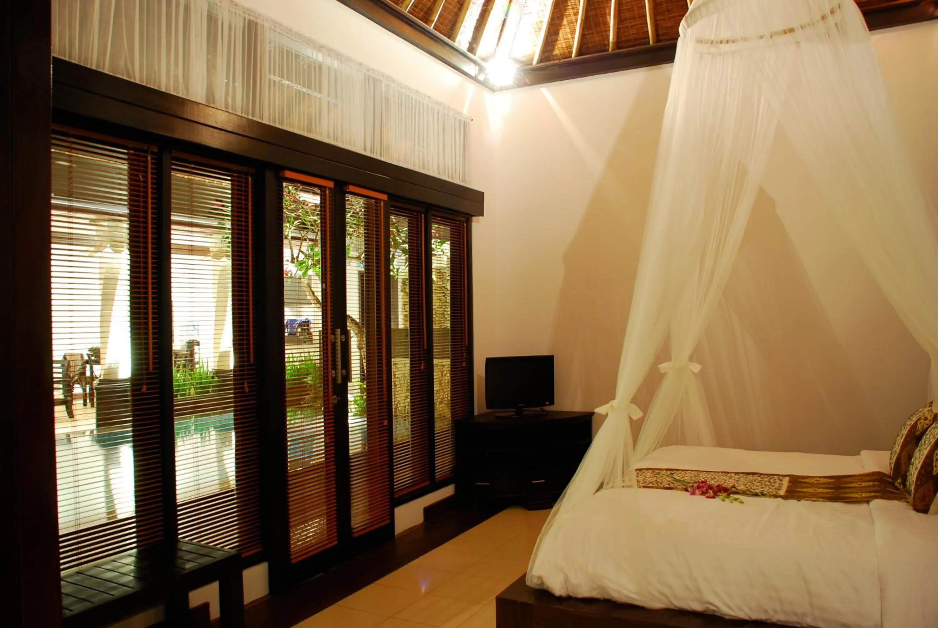 Pool view, Bed in Villa Cantik Tresna