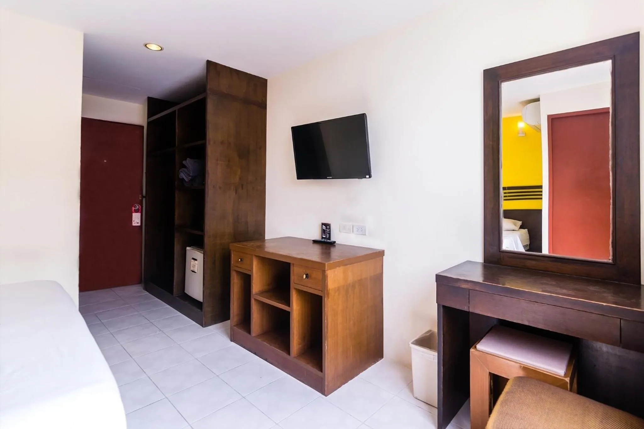 TV and multimedia in 18 Coins Budget Hotel