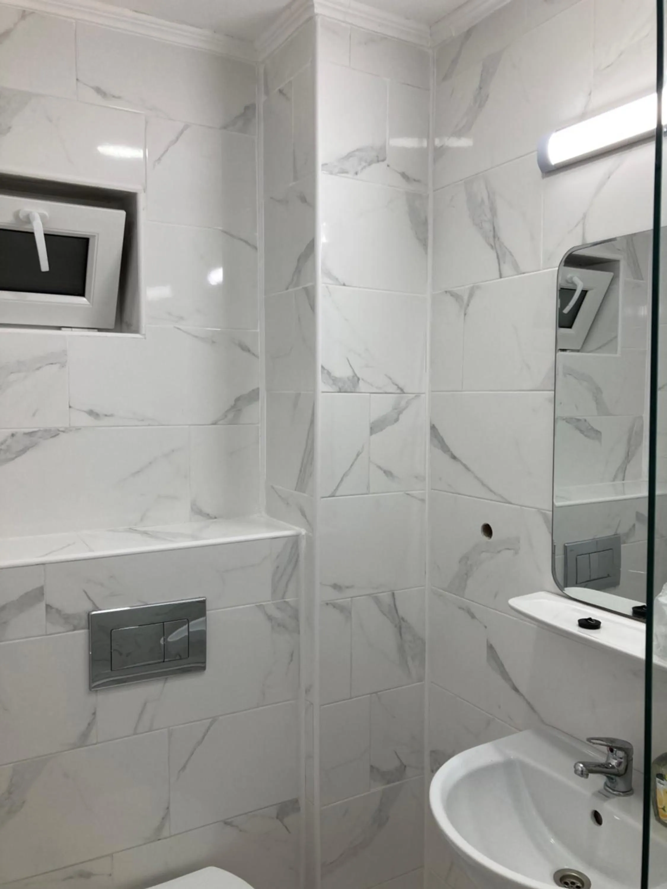 Shower in Hotel Violeta