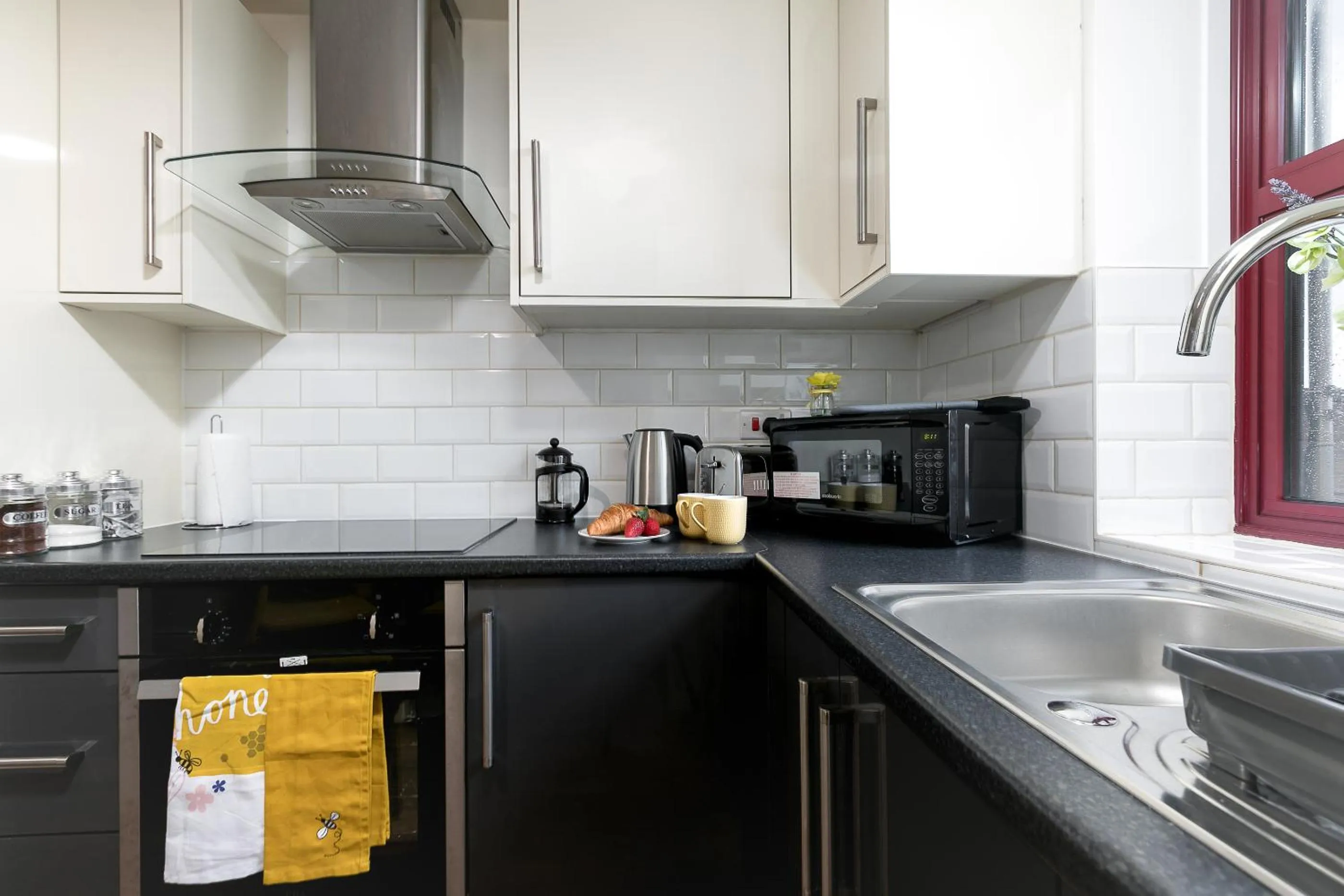 Kitchen or kitchenette in KVM - City Apartments - Contractors - Town Centre by KVM Stays