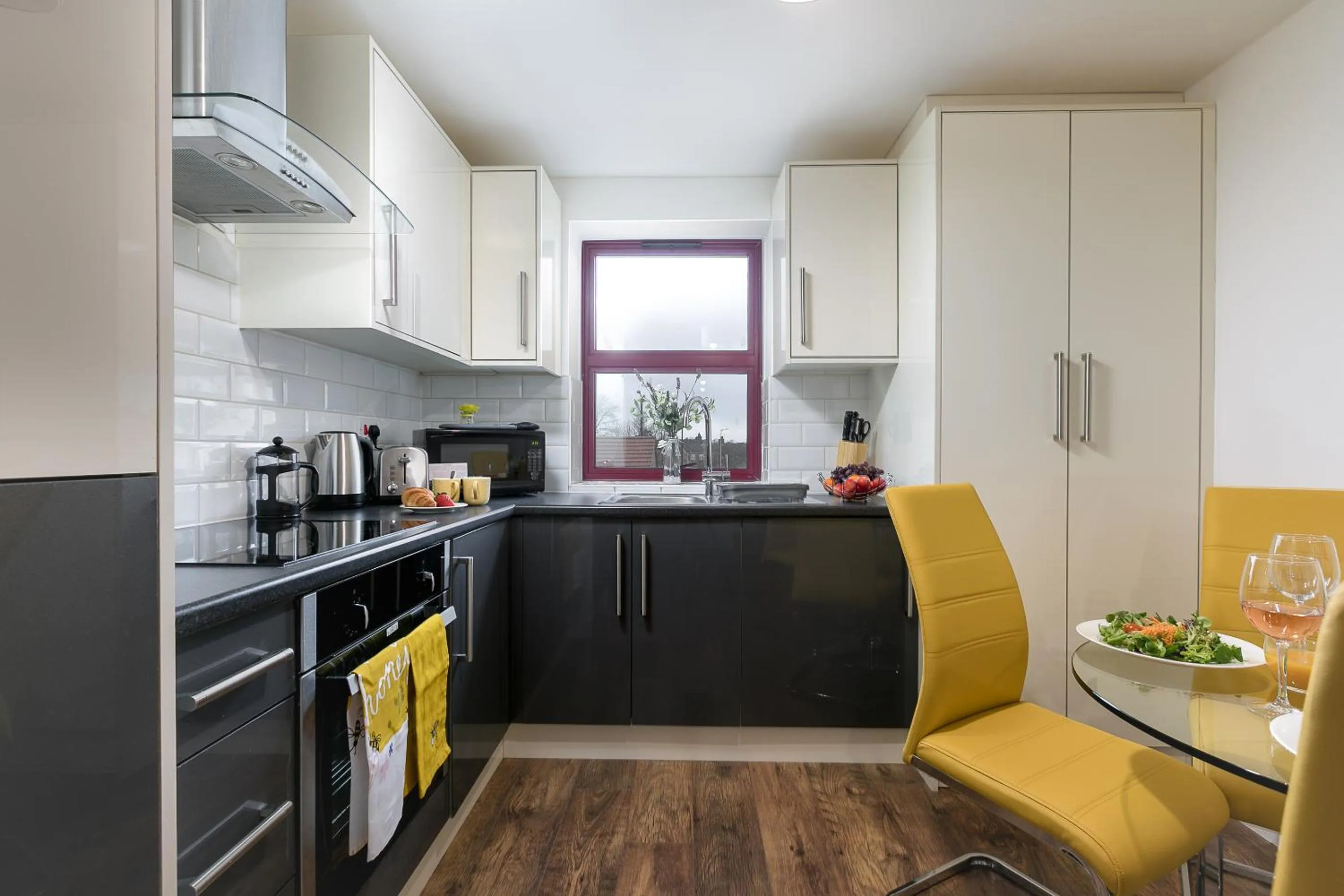 Kitchen or kitchenette in KVM - City Apartments - Contractors - Town Centre by KVM Stays
