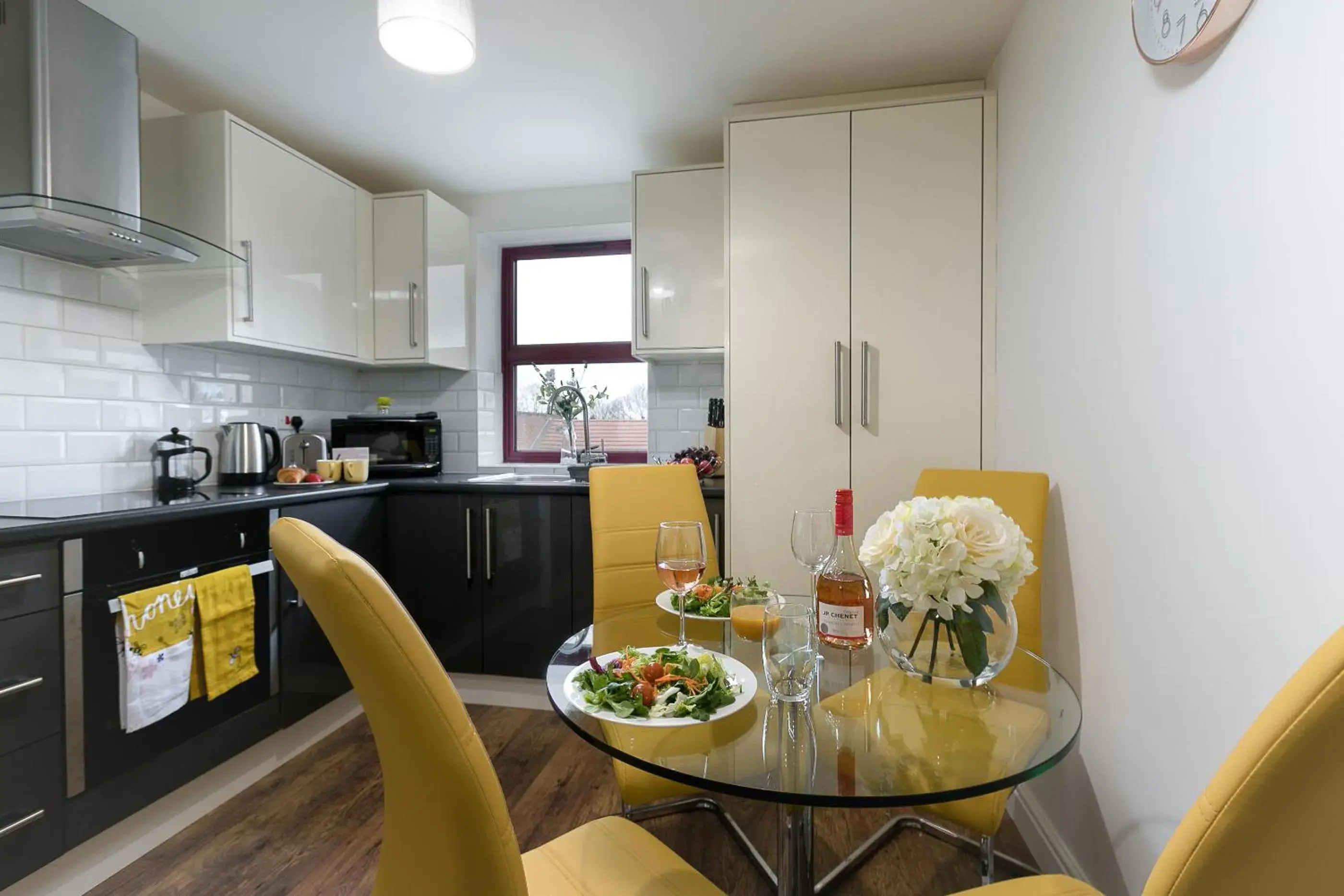 Kitchen or kitchenette in KVM - City Apartments - Contractors - Town Centre by KVM Stays Kitchen or kitchenette in KVM - City Apartments - Contractors - Town Centre by KVM Stays