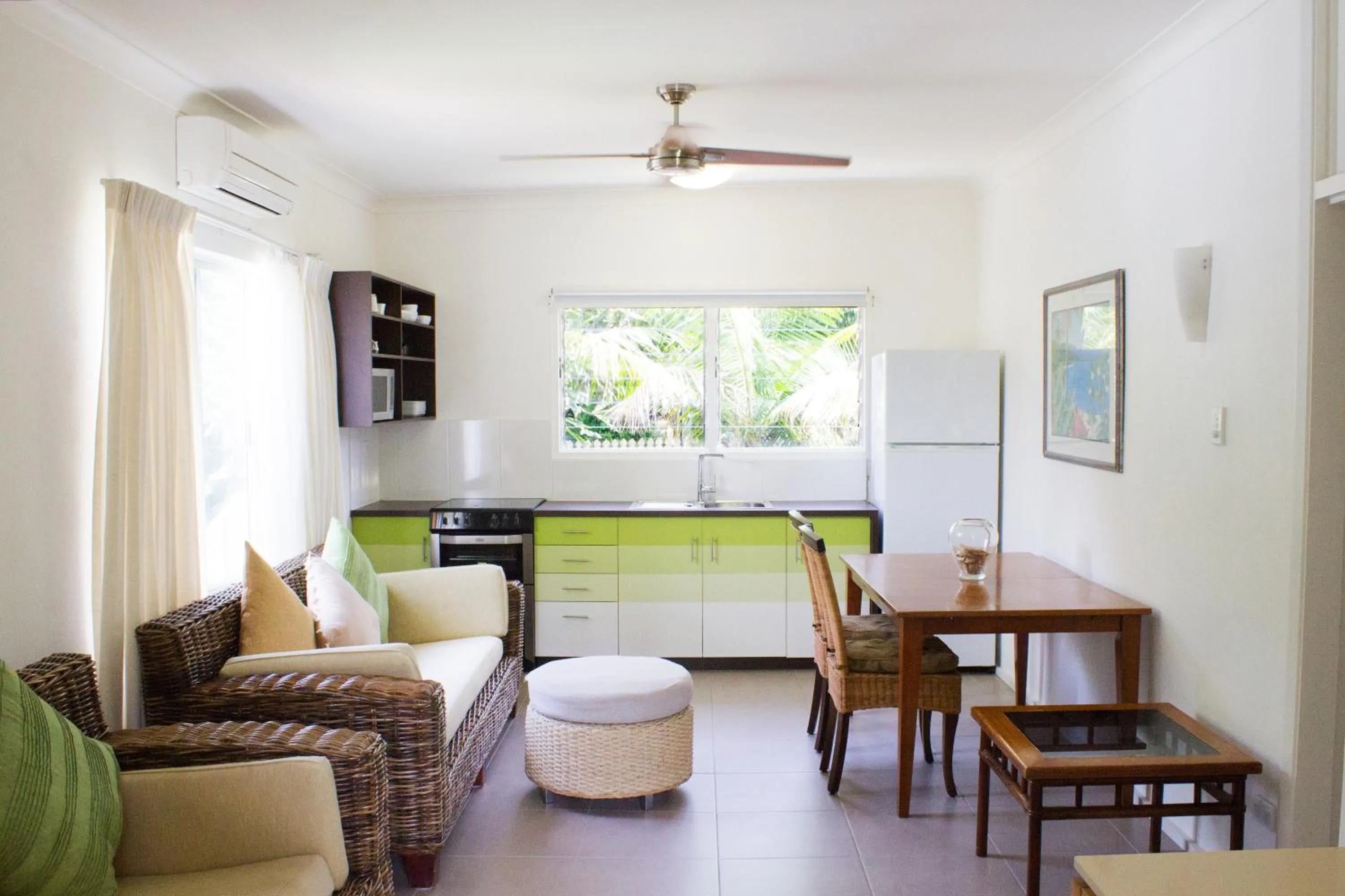 Kitchen or kitchenette in Villa Marine Holiday Apartments Cairns