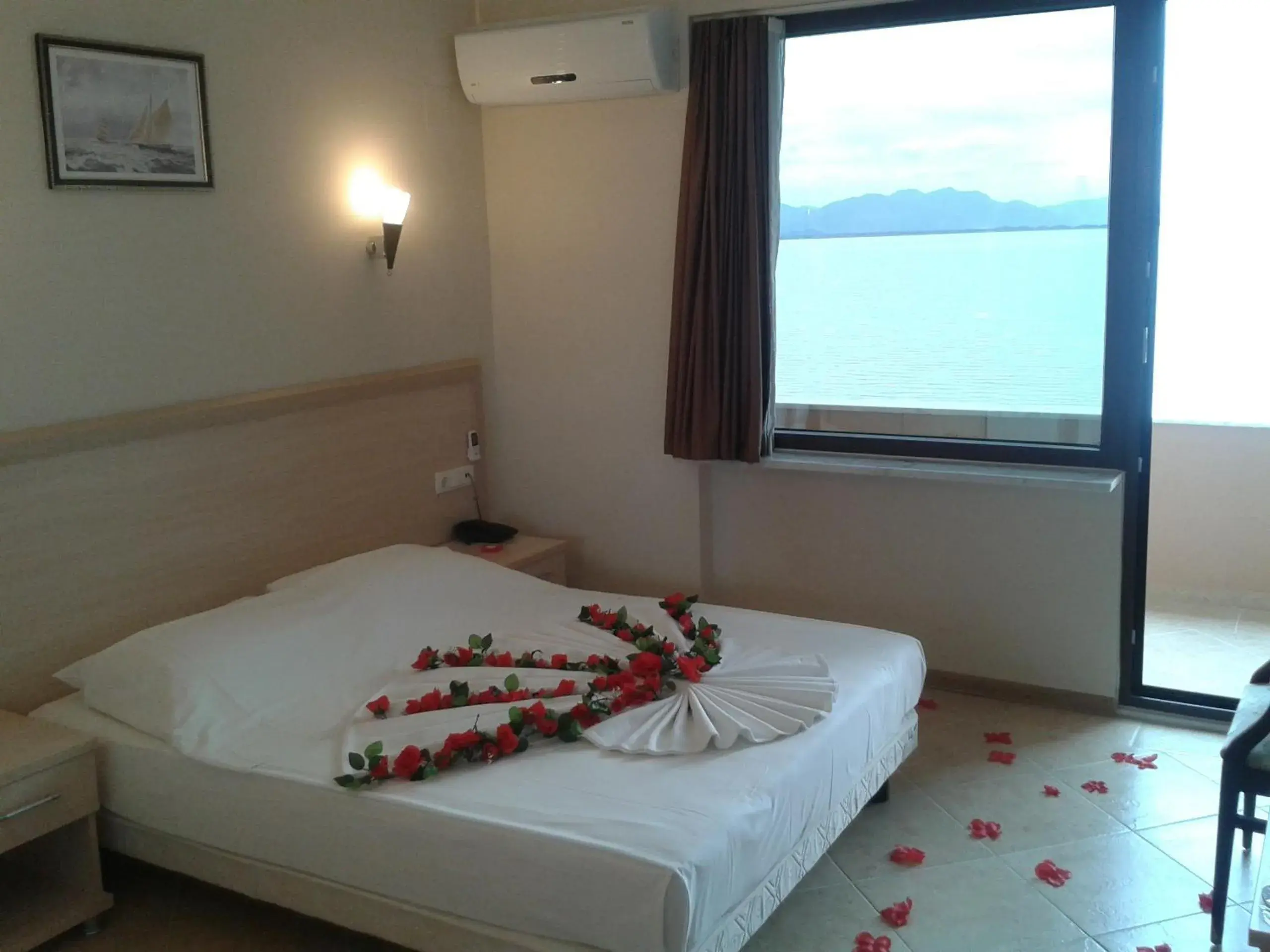 Standard Double or Twin Room with Lake View in Kaunos Hotel Standard Double or Twin Room with Lake View in Kaunos Hotel