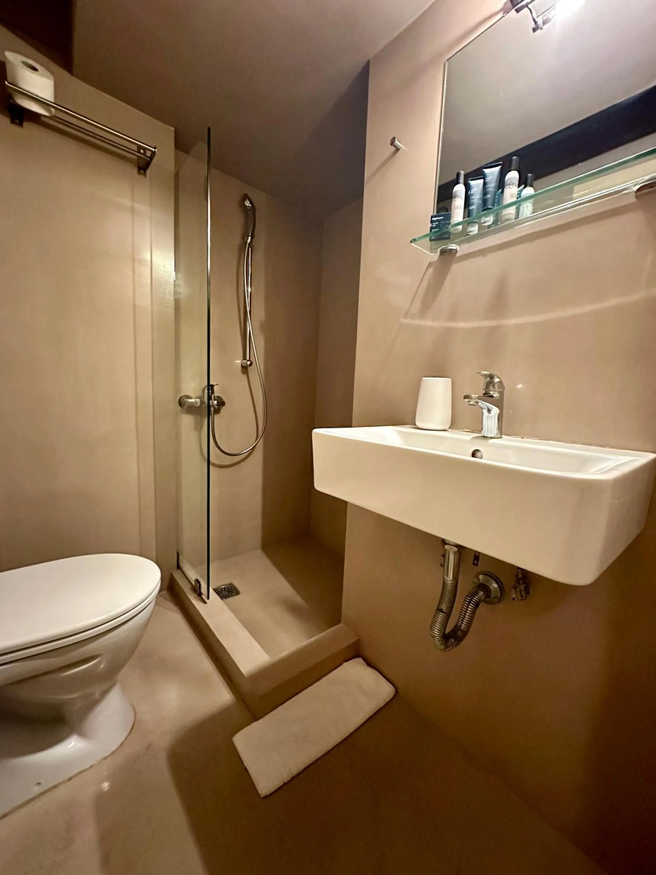 Shower in Mc Queen Rooms & Apartments