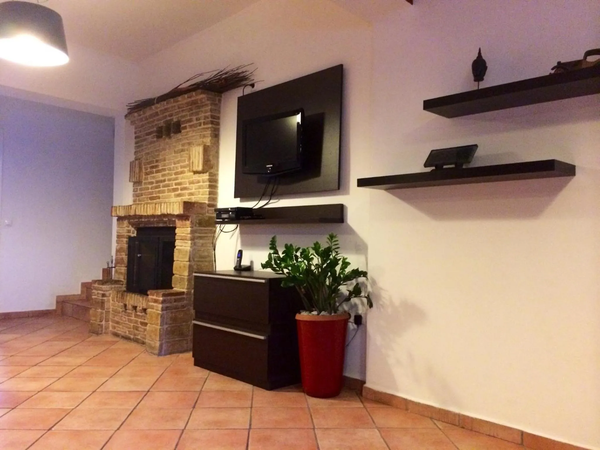 TV and multimedia in Mc Queen Rooms & Apartments