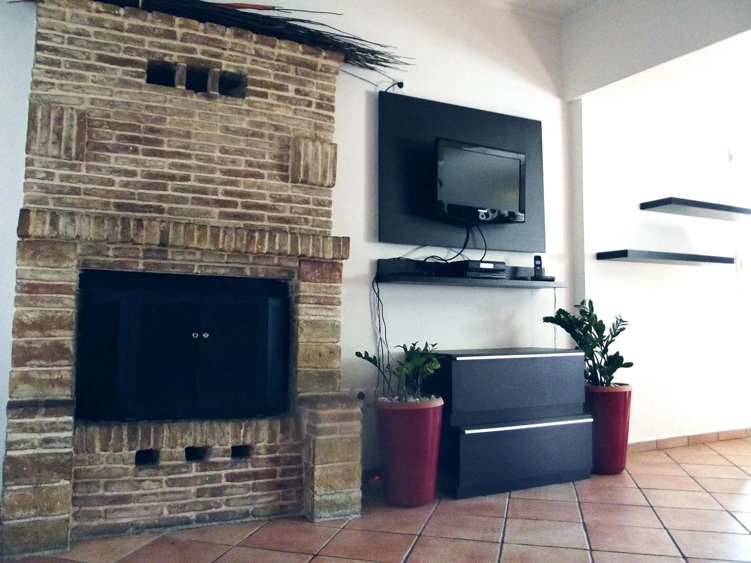 TV and multimedia in Mc Queen Rooms & Apartments