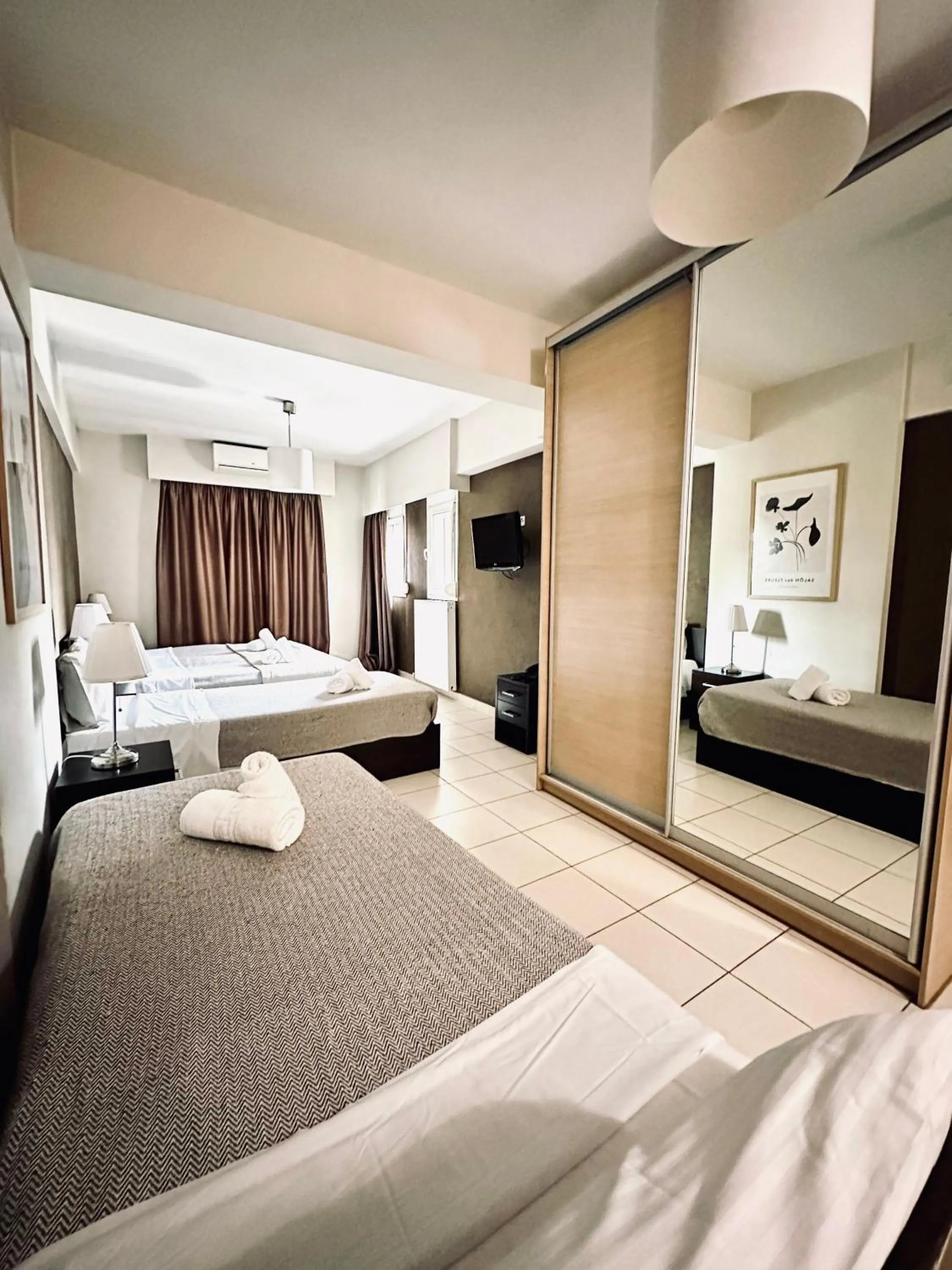 TV and multimedia, Bed in Mc Queen Rooms & Apartments