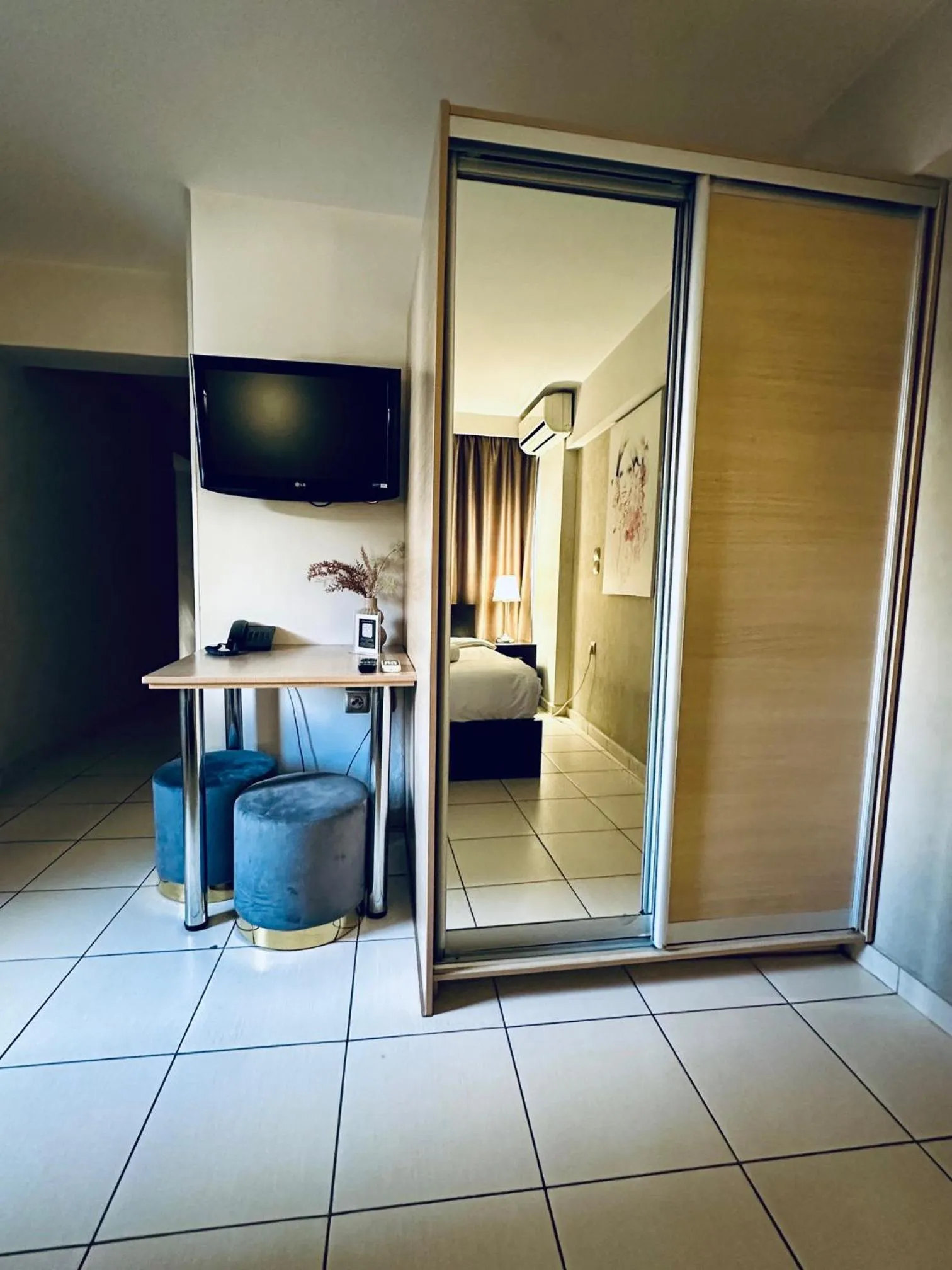 TV and multimedia, Bed in Mc Queen Rooms & Apartments