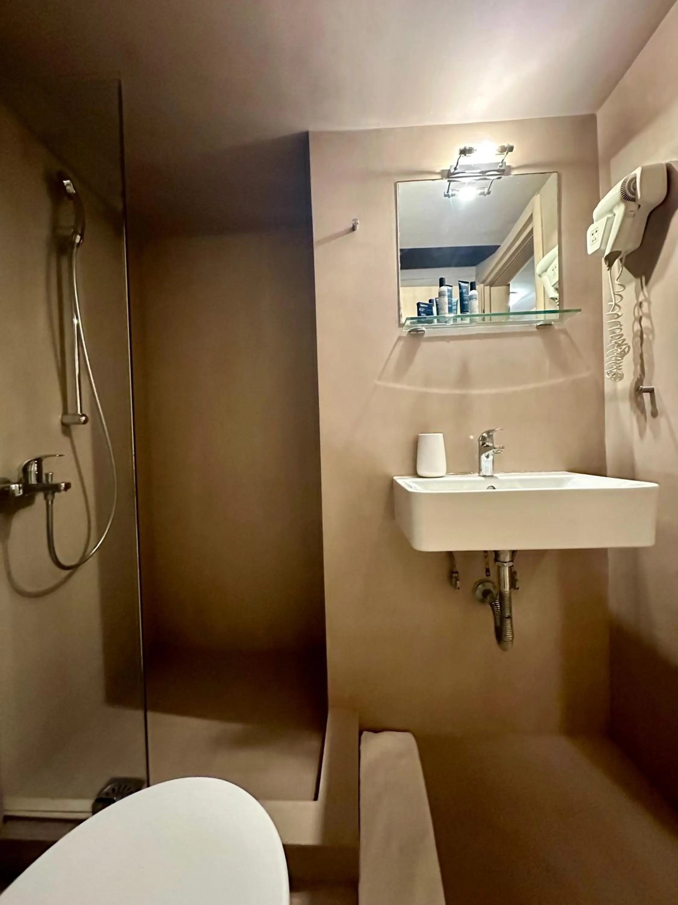 Shower in Mc Queen Rooms & Apartments
