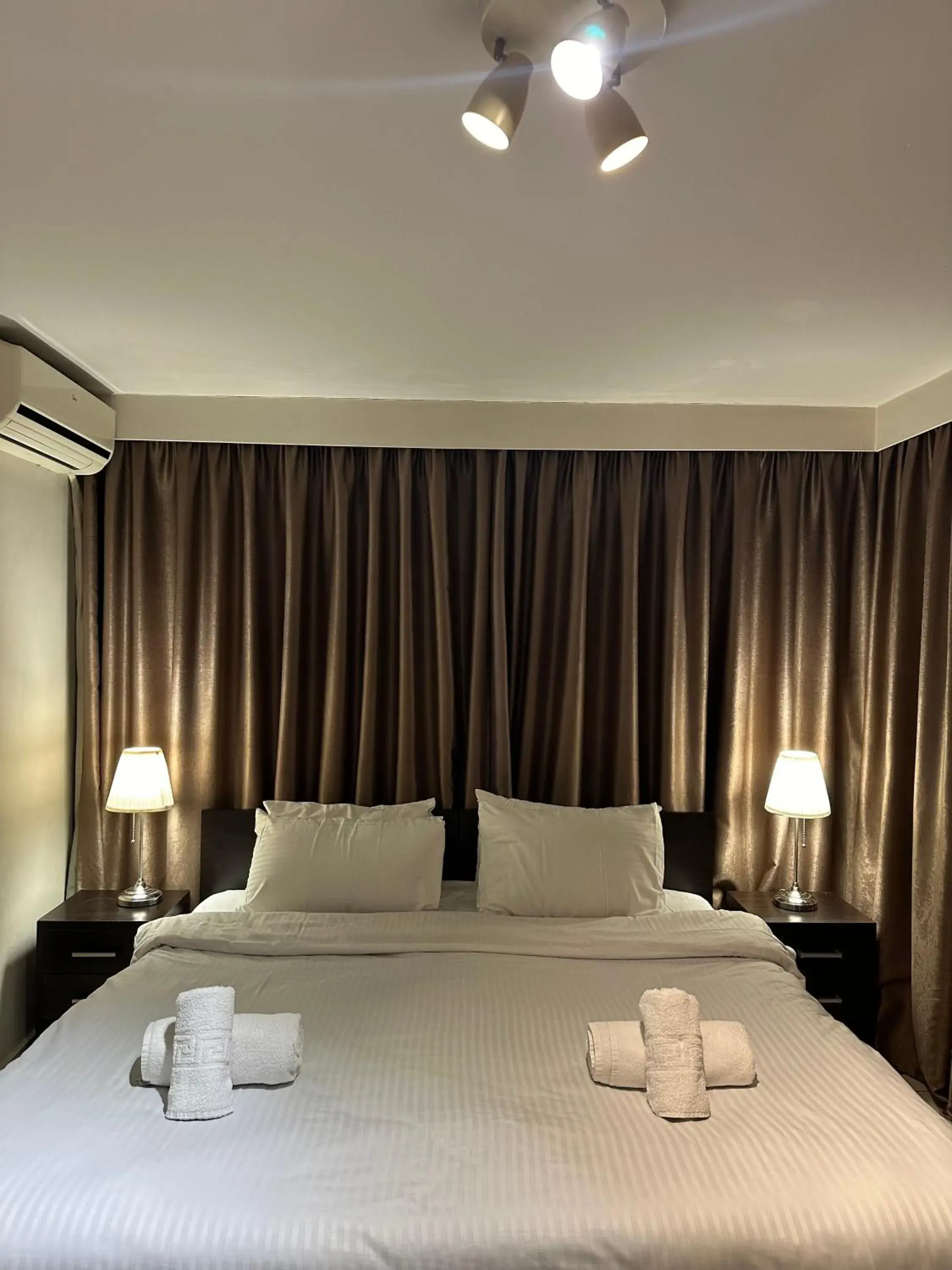 Bed in Mc Queen Rooms & Apartments Bed in Mc Queen Rooms & Apartments