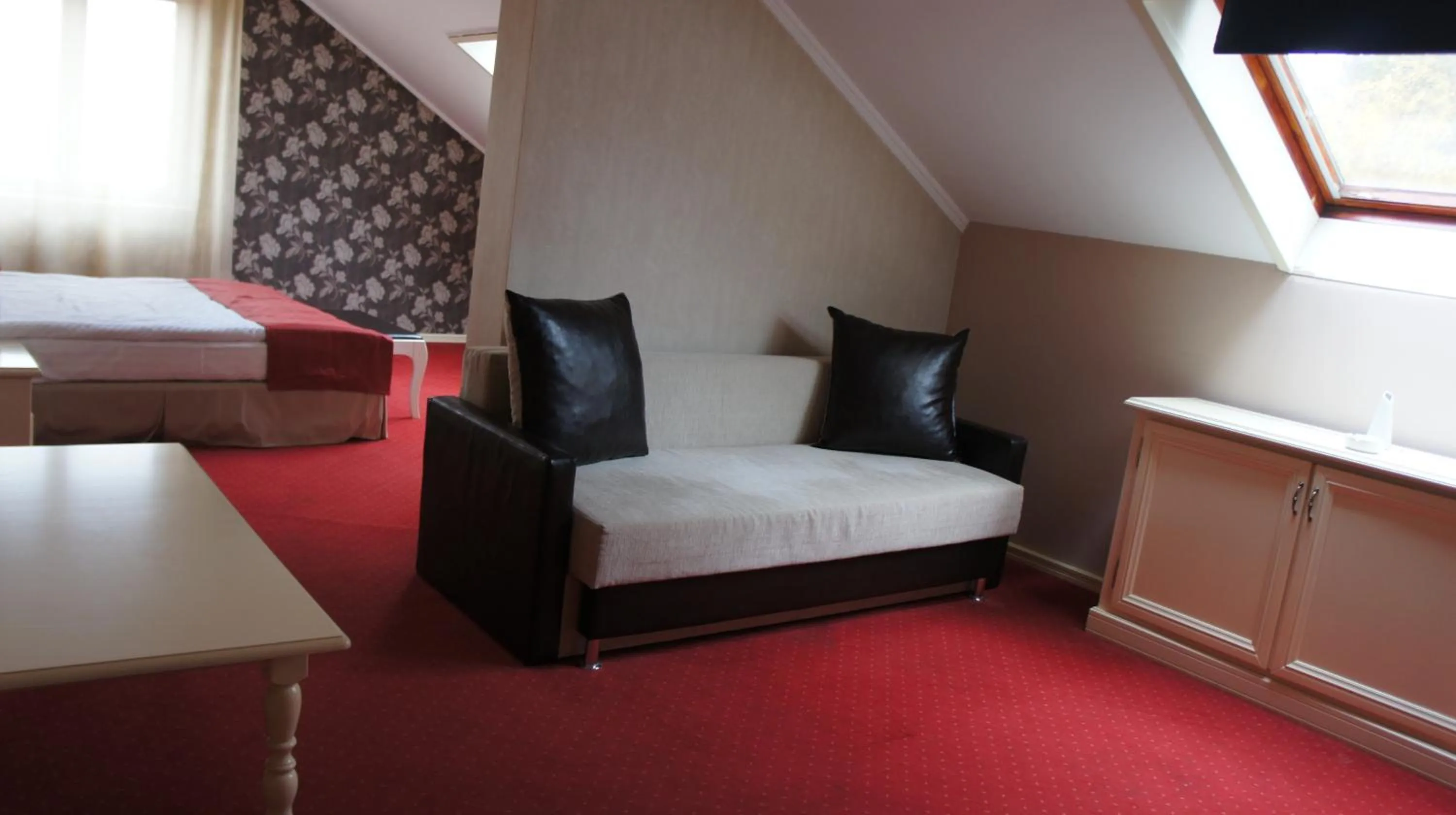 Seating area, Bed in Hotel President