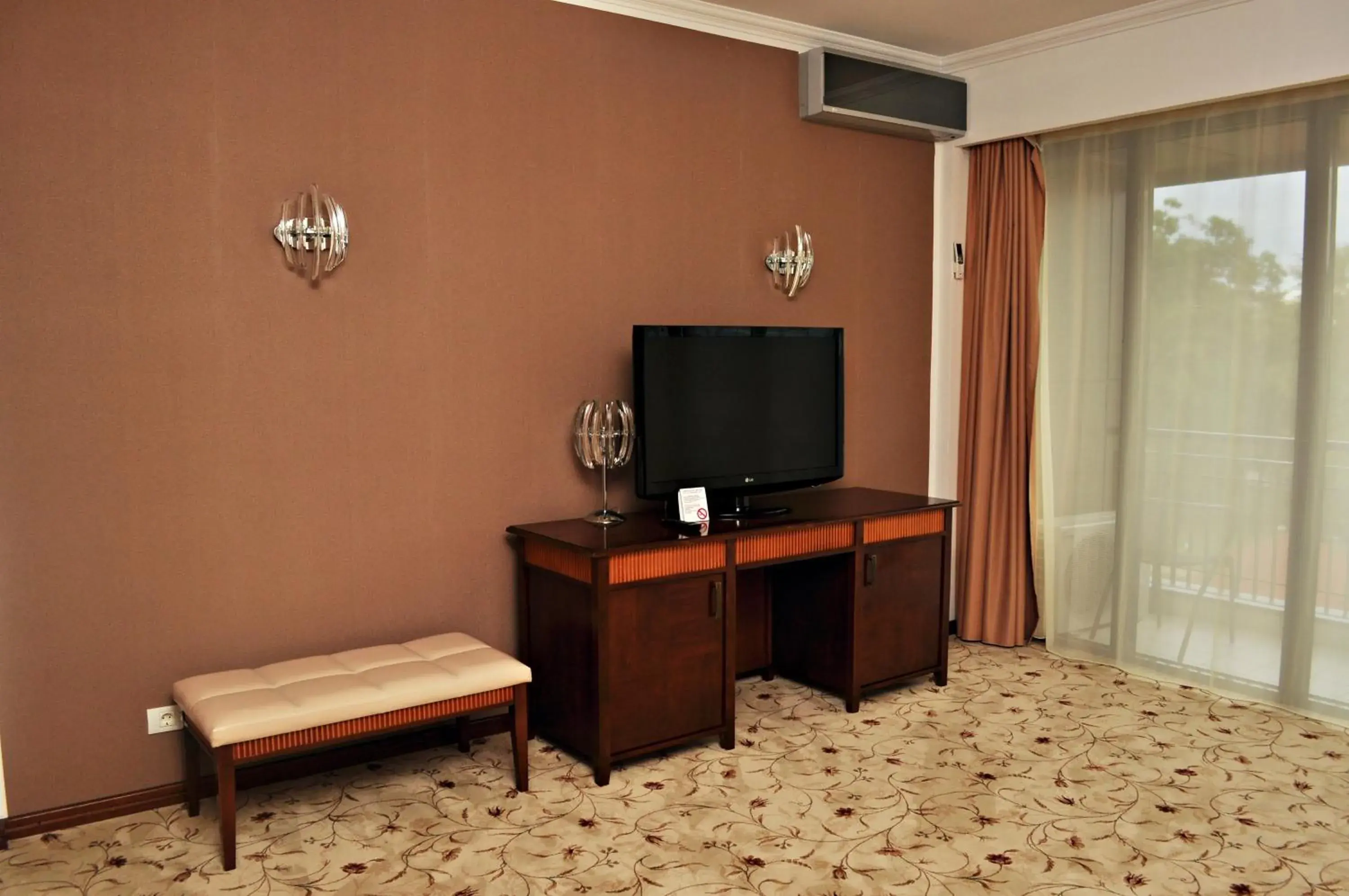 TV and multimedia in Hotel President TV and multimedia in Hotel President