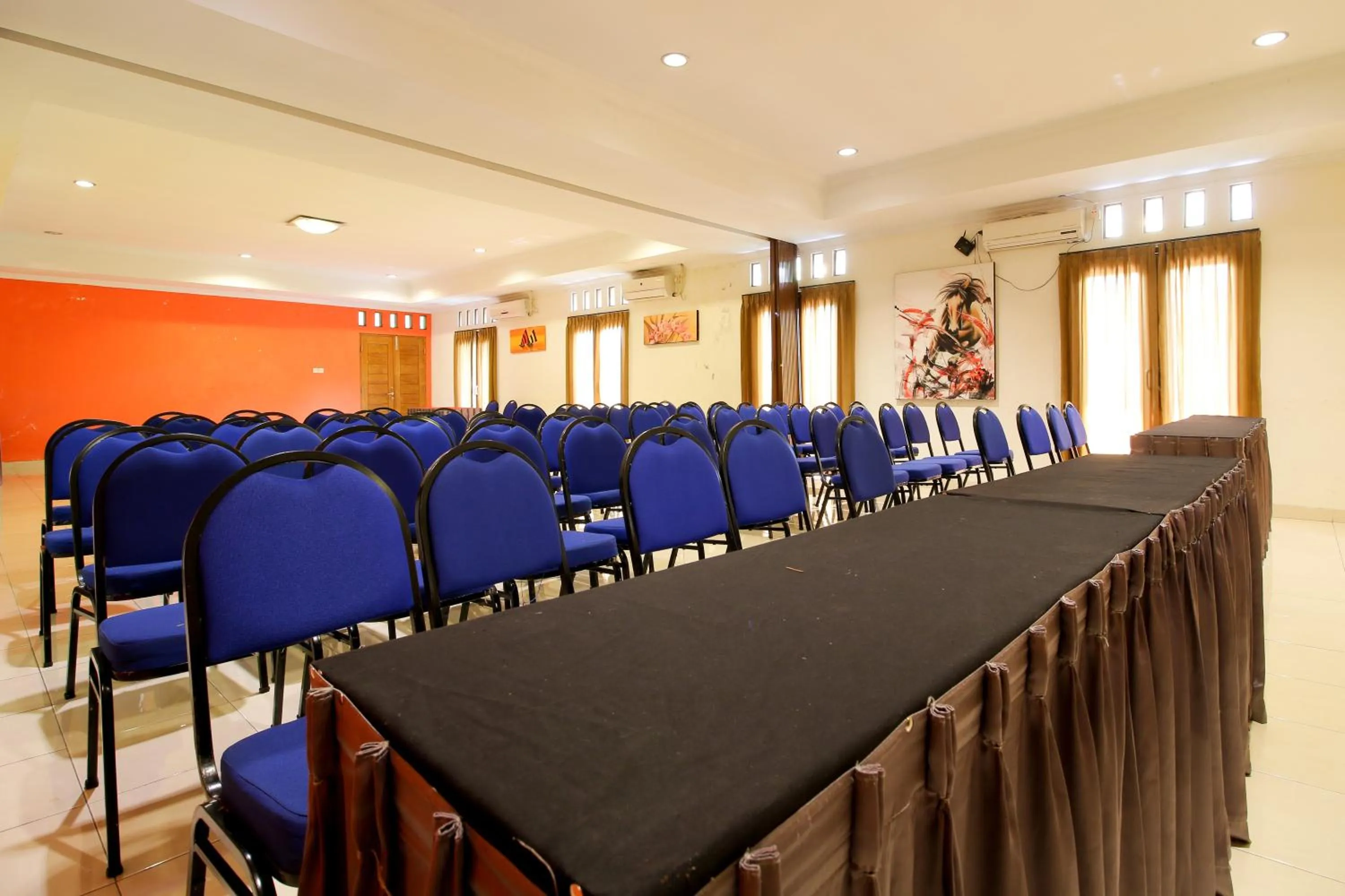 Meeting/conference room in RedDoorz Plus @ Taman Siswa 2