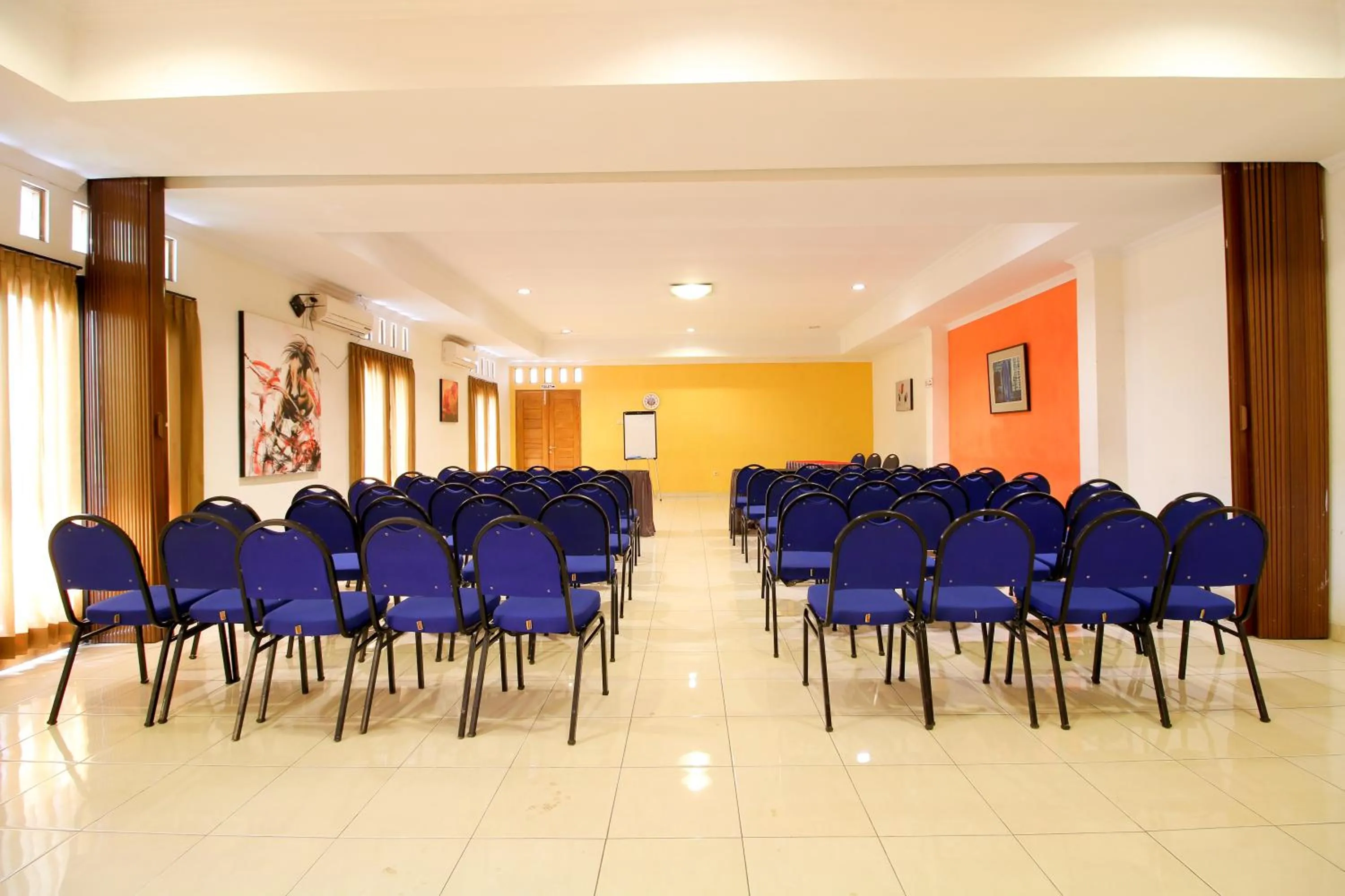 Meeting/conference room in RedDoorz Plus @ Taman Siswa 2