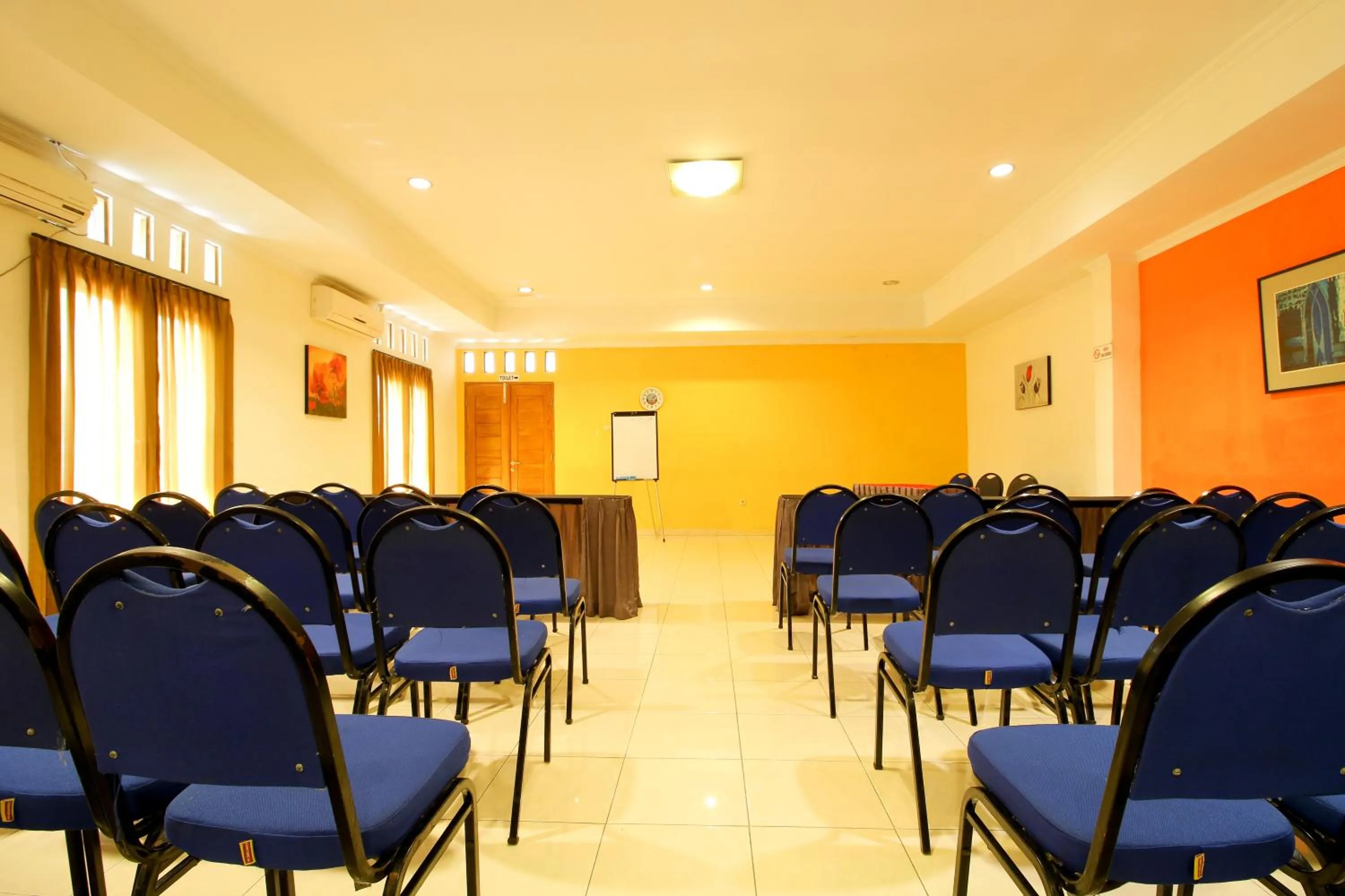 Meeting/conference room in RedDoorz Plus @ Taman Siswa 2