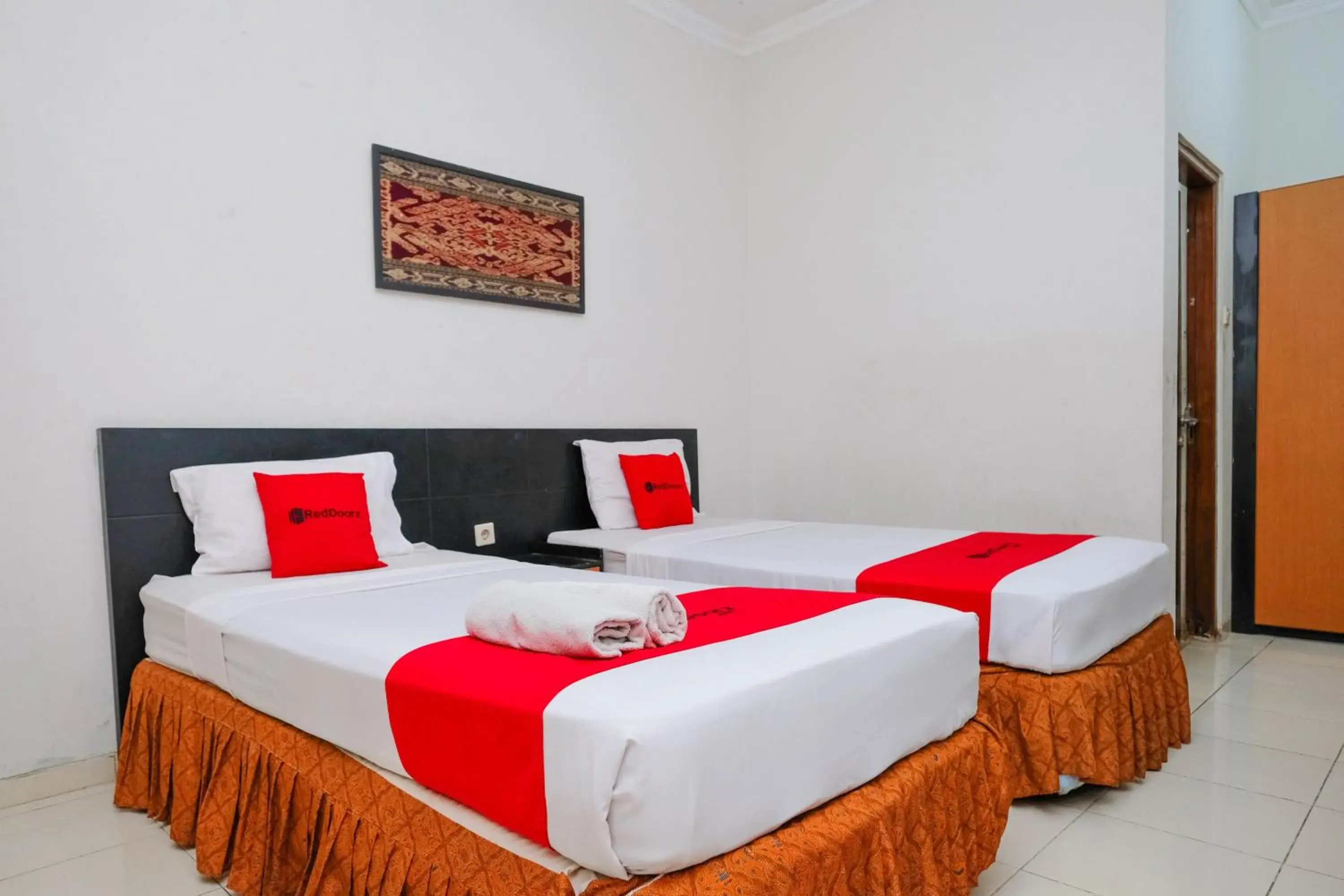 Twin Room in RedDoorz Plus @ Taman Siswa 2 Twin Room in RedDoorz Plus @ Taman Siswa 2