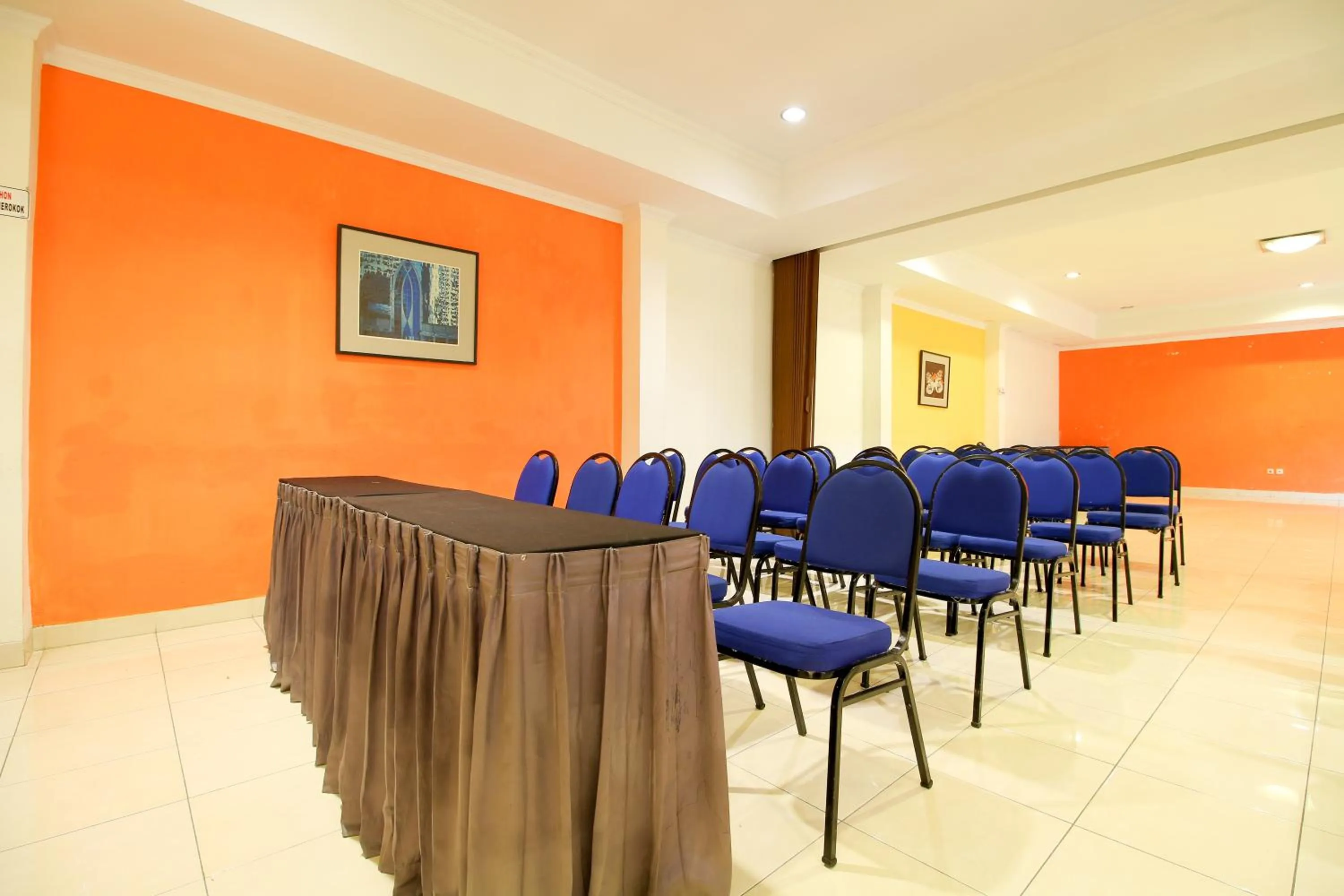 Meeting/conference room in RedDoorz Plus @ Taman Siswa 2