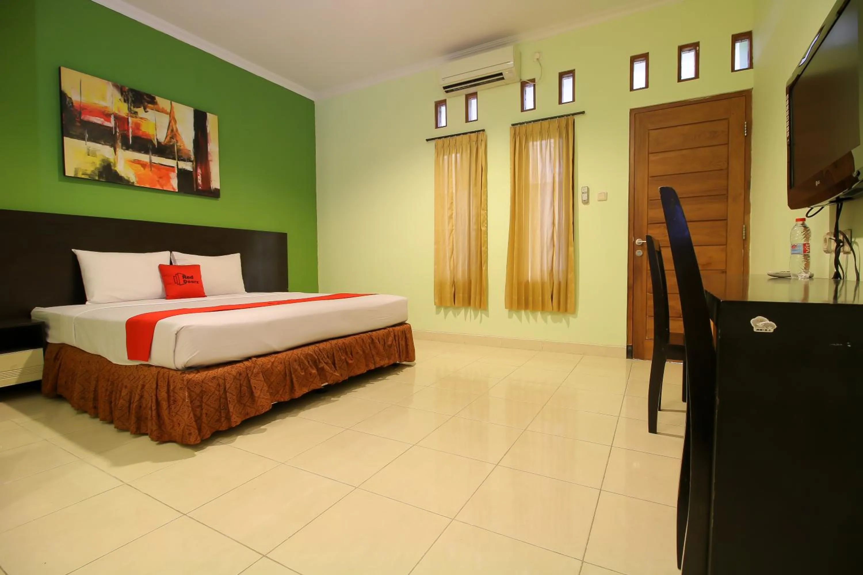 Bed in RedDoorz Plus @ Taman Siswa 2