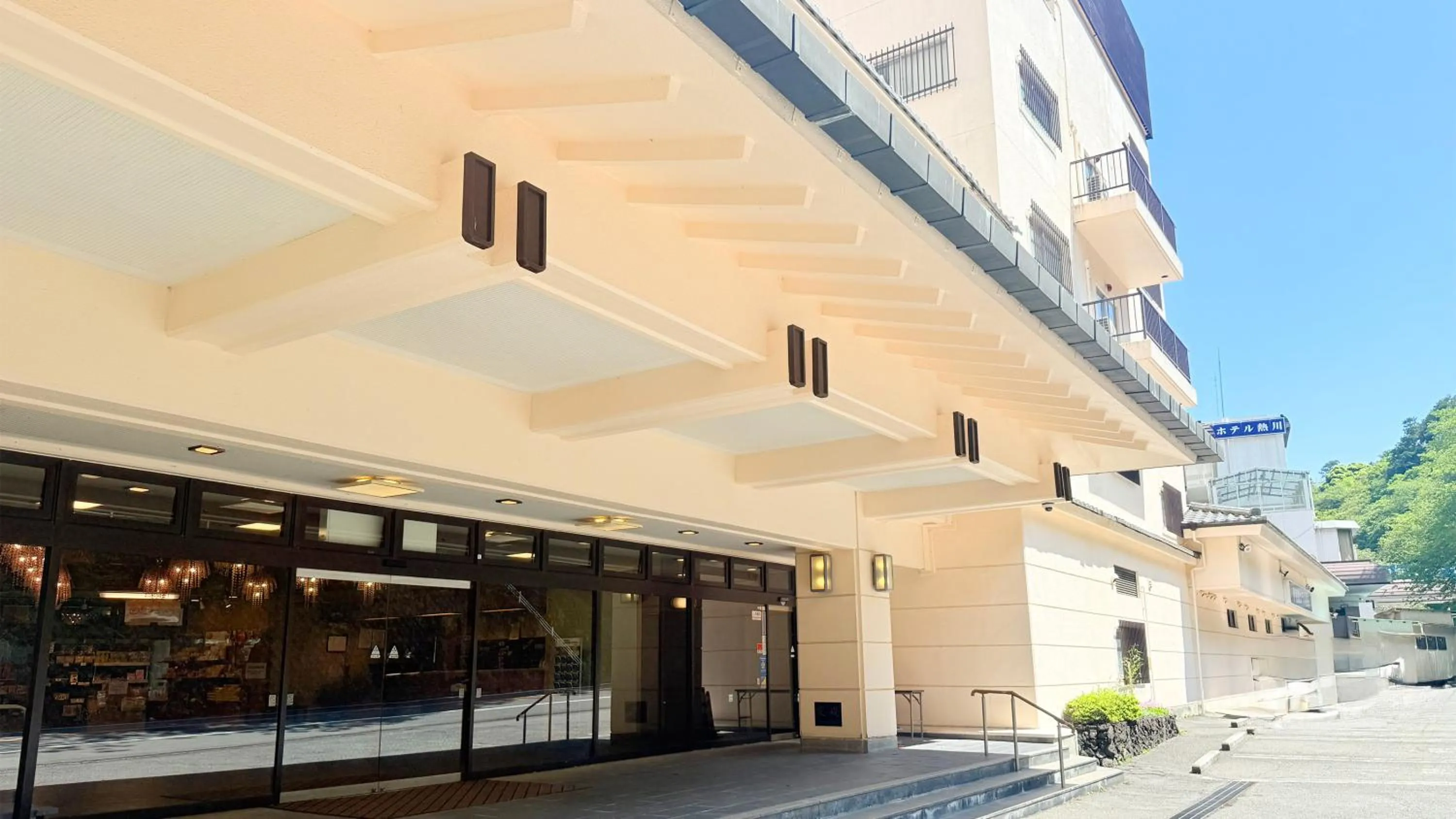 Facade/entrance in Itoen Hotel Atagawa