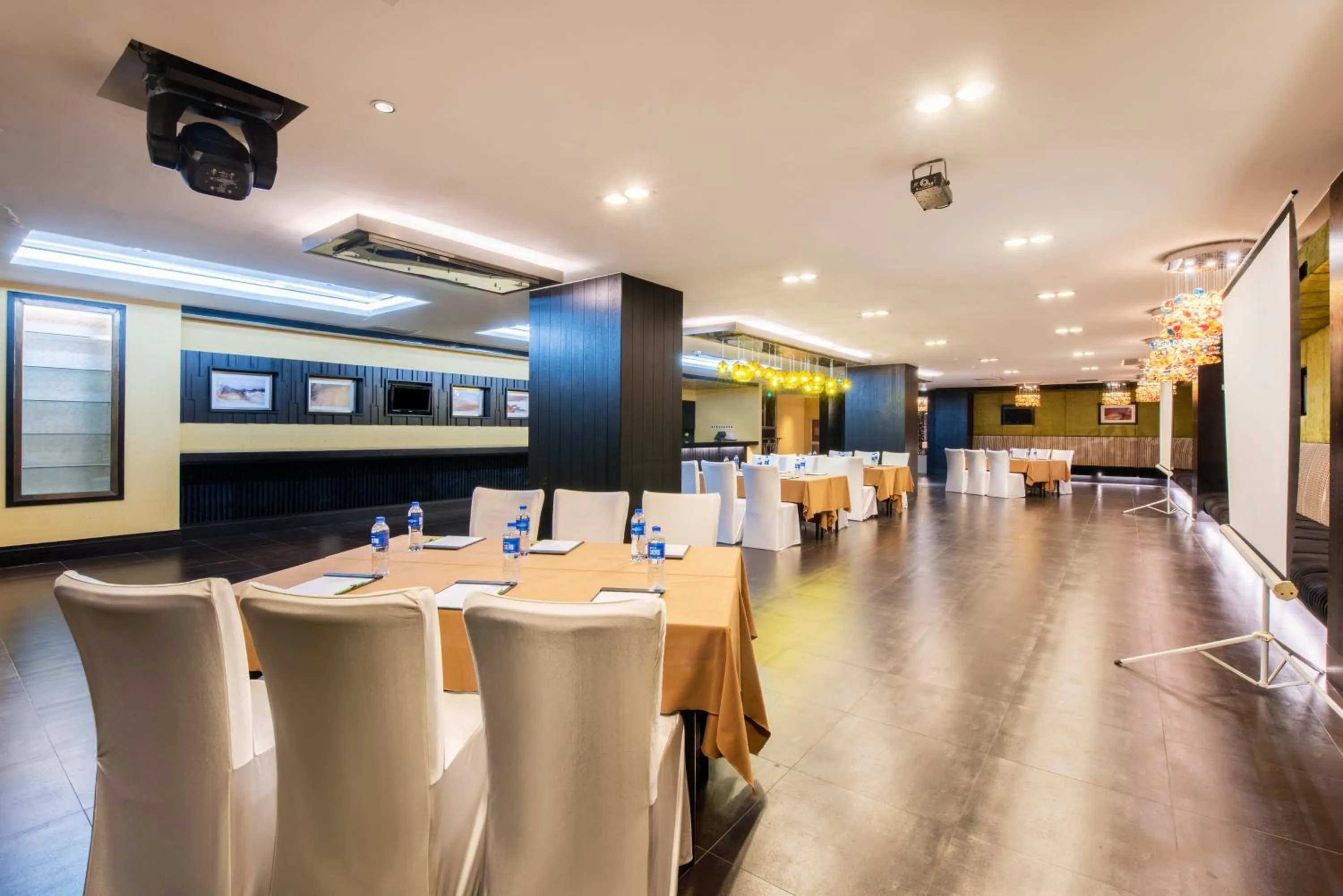 Meeting/conference room, Restaurant/Places to Eat in Holiday Inn Beijing Haidian, an IHG Hotel