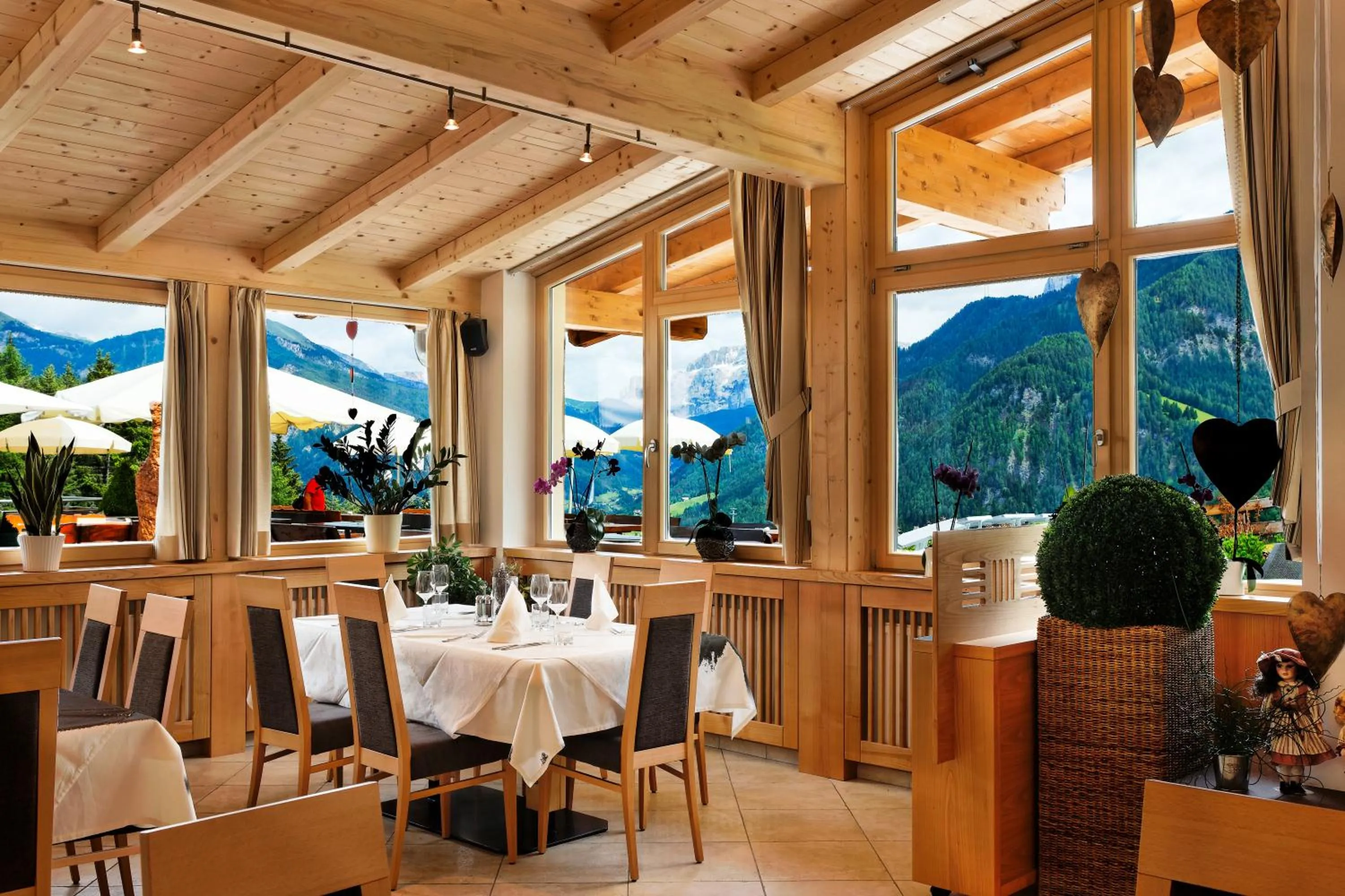 Restaurant/places to eat in Hotel Pinei