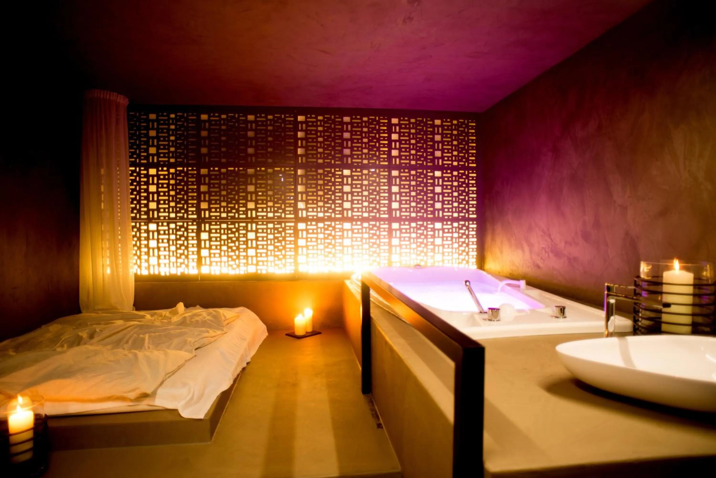 Hot Tub, Bed in Hotel Pinei