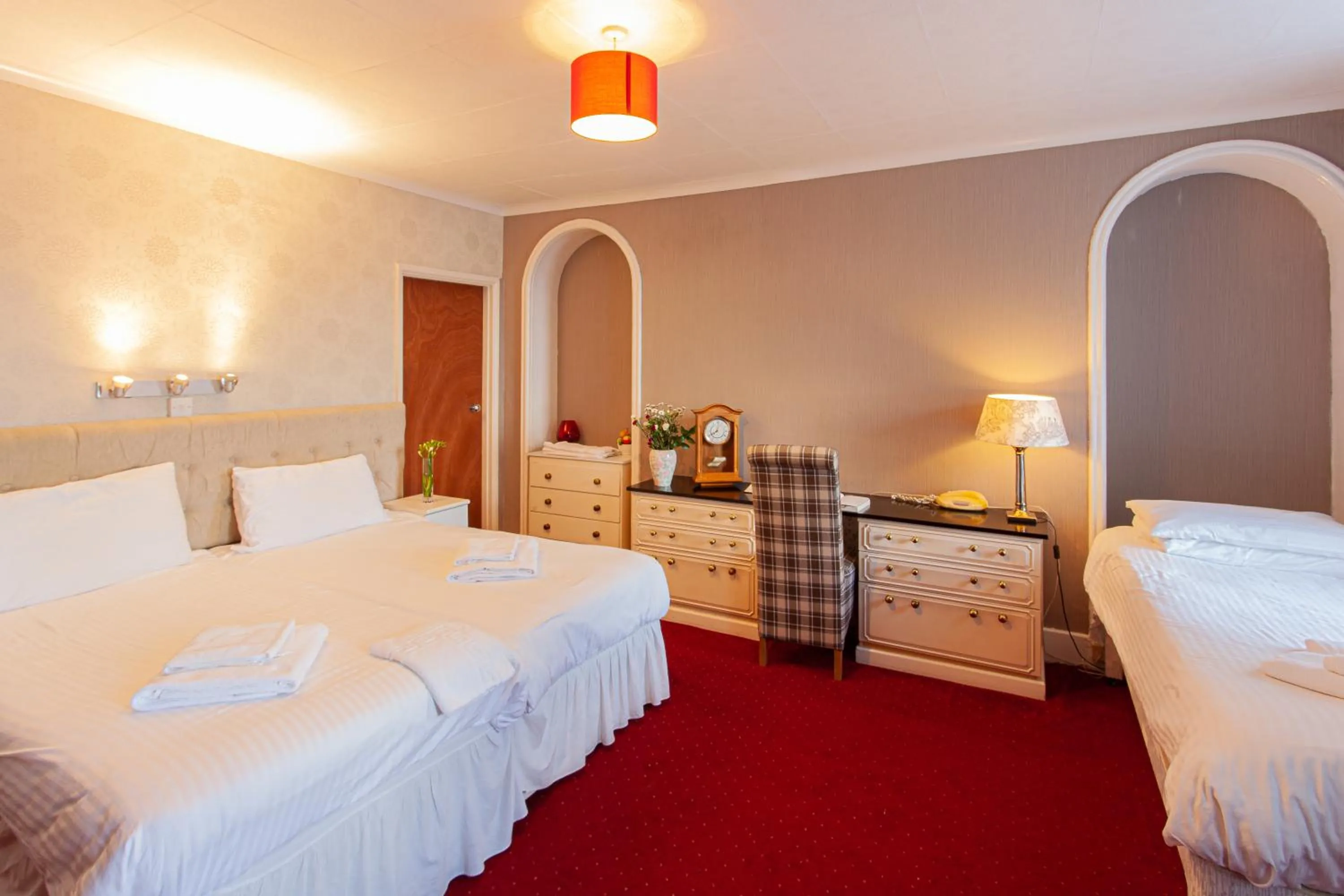 Bedroom, Bed in Le Chene Hotel