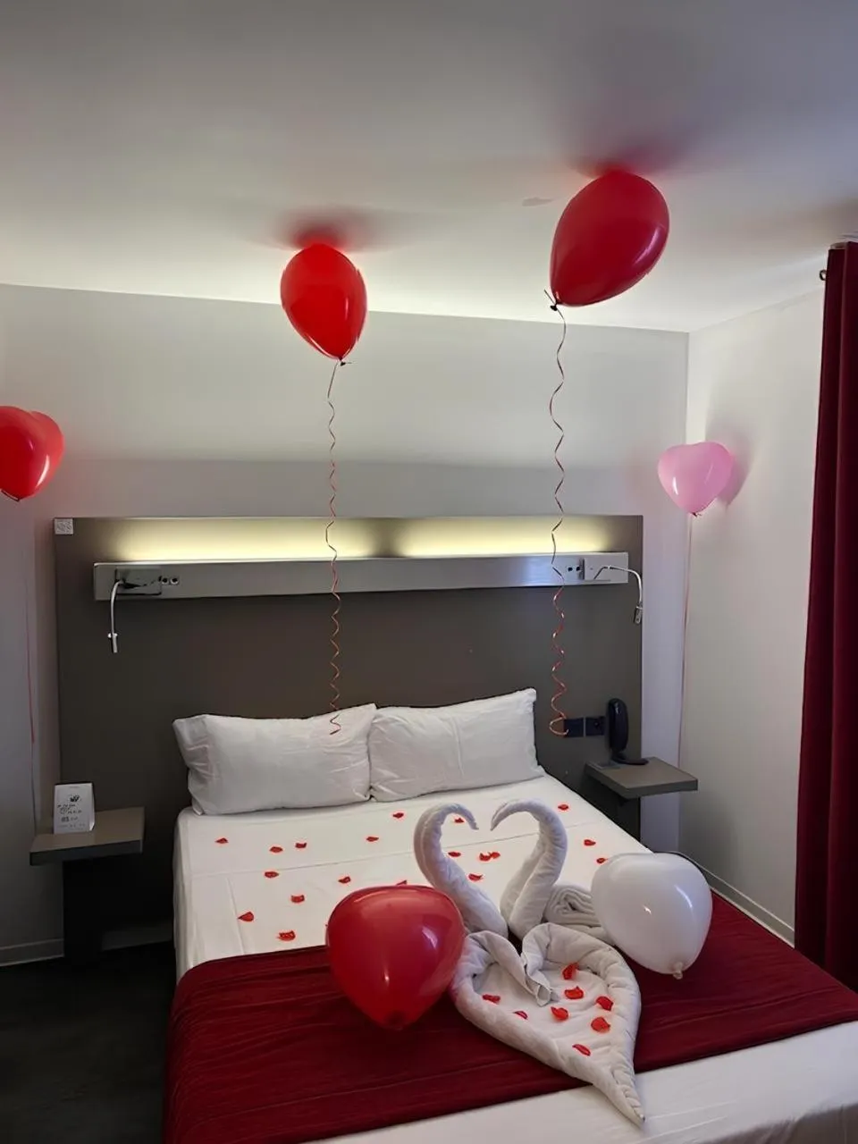 Bedroom, Bed in The Originals City, Hôtel Les Dômes, Perpignan Sud Saleilles