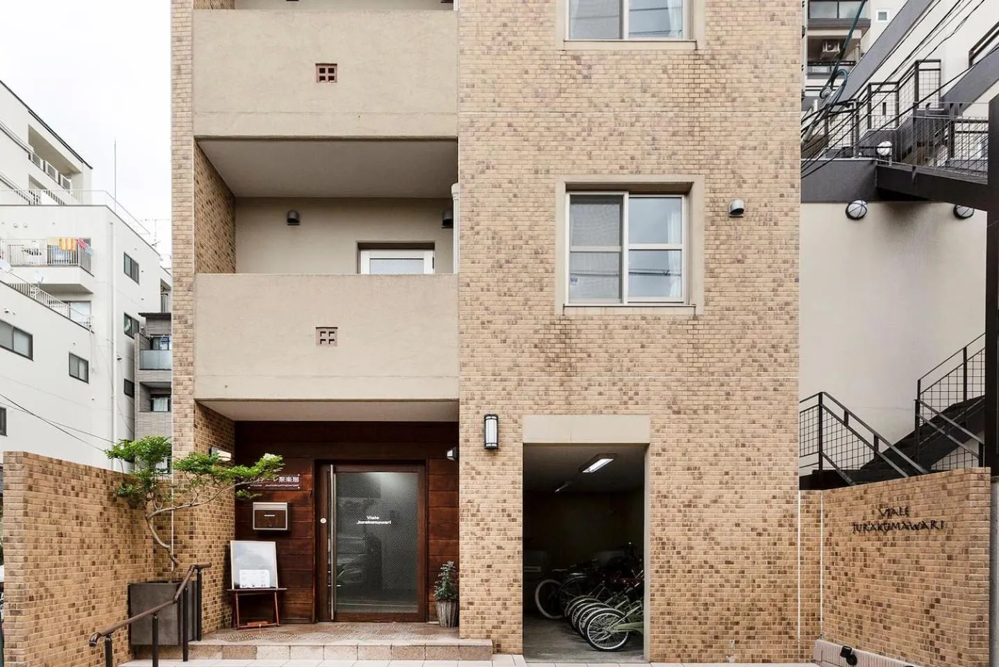 Property building in Viale Jurakumawari