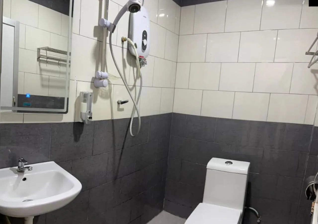 Shower in D'Lima Beach Inn