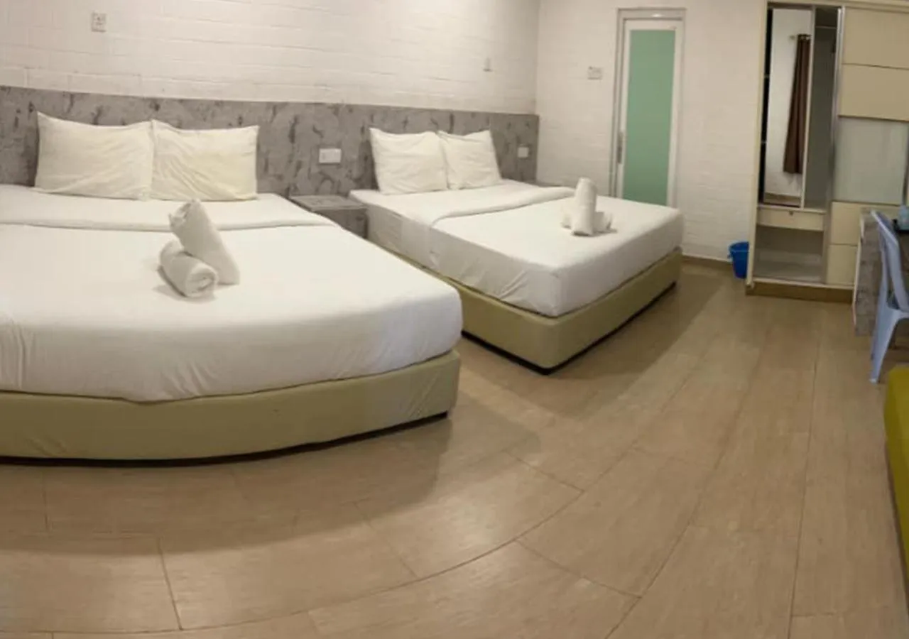 Bed in D'Lima Beach Inn