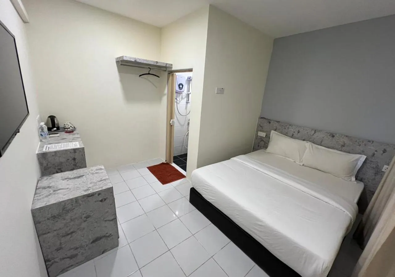 Bathroom, Bed in D'Lima Beach Inn