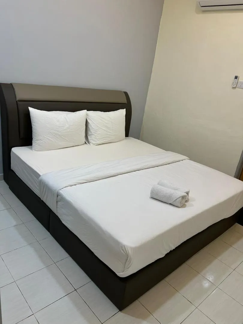 Bed in D'Lima Beach Inn