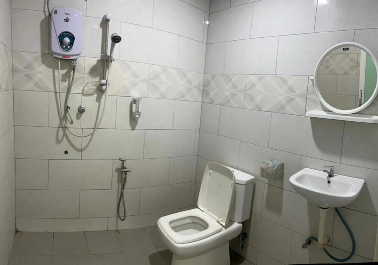 Shower in D'Lima Beach Inn