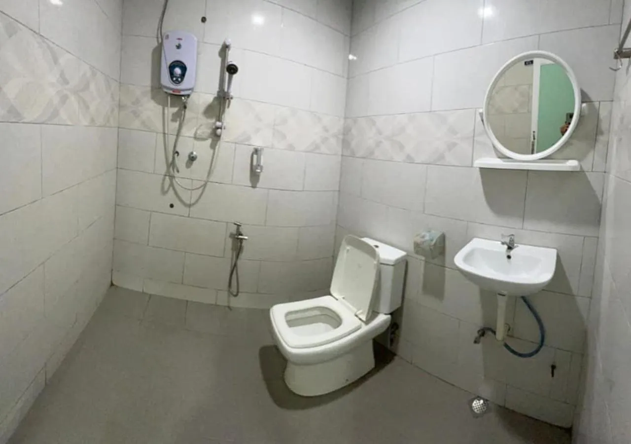 Shower in D'Lima Beach Inn