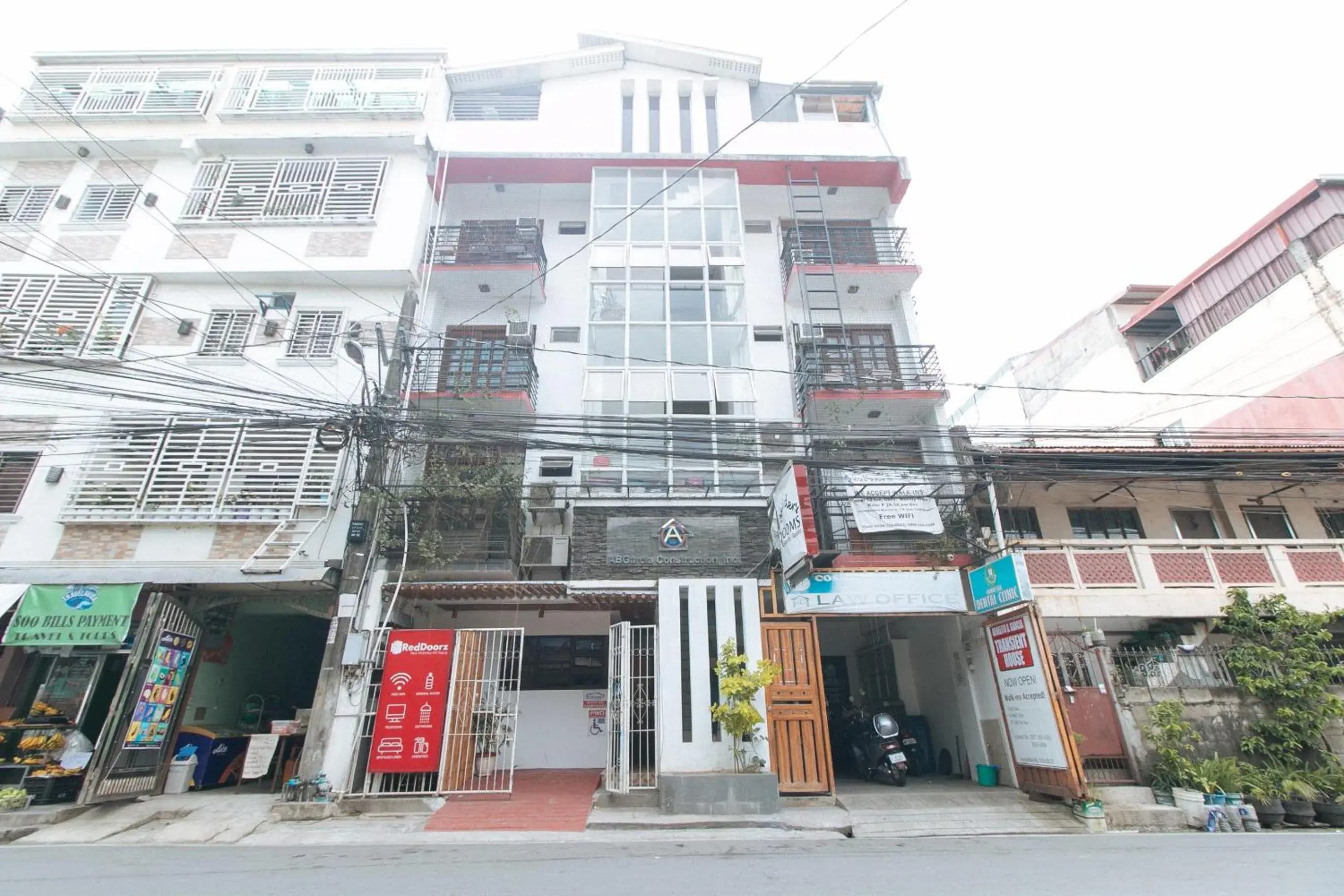 Property building in RedDoorz at DBuilders Rooms Ph1 Taguig Property building in RedDoorz at DBuilders Rooms Ph1 Taguig