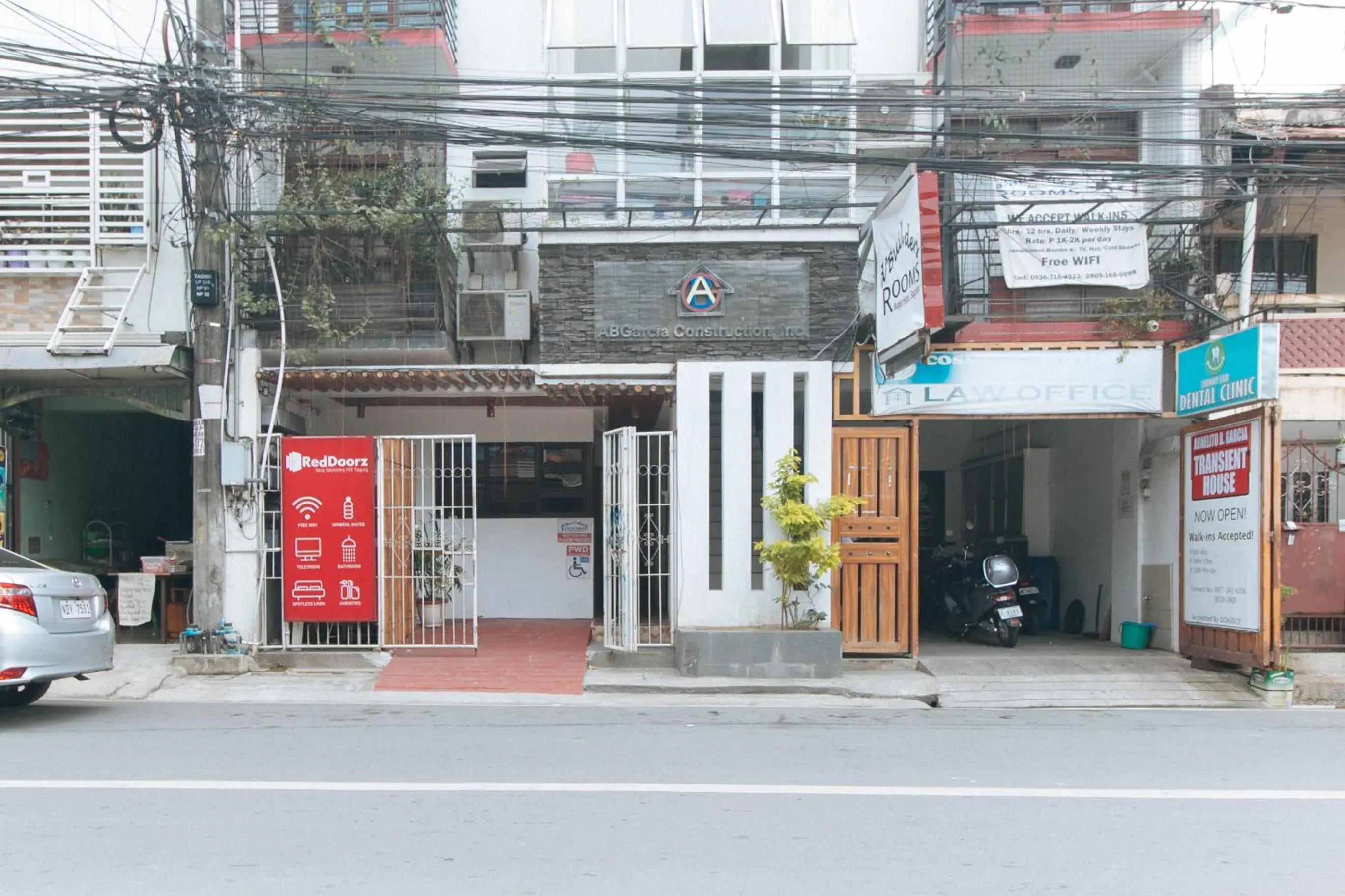 Facade/entrance in RedDoorz at DBuilders Rooms Ph1 Taguig Facade/entrance in RedDoorz at DBuilders Rooms Ph1 Taguig