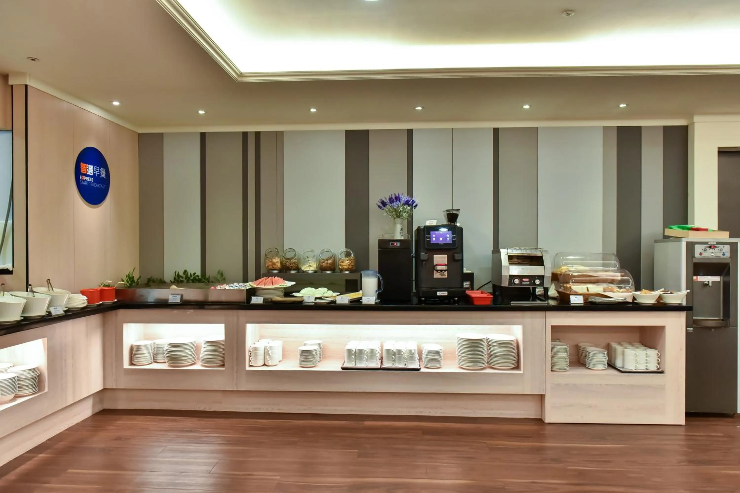 Restaurant/places to eat in Holiday Inn Express Taipei Train Station by IHG