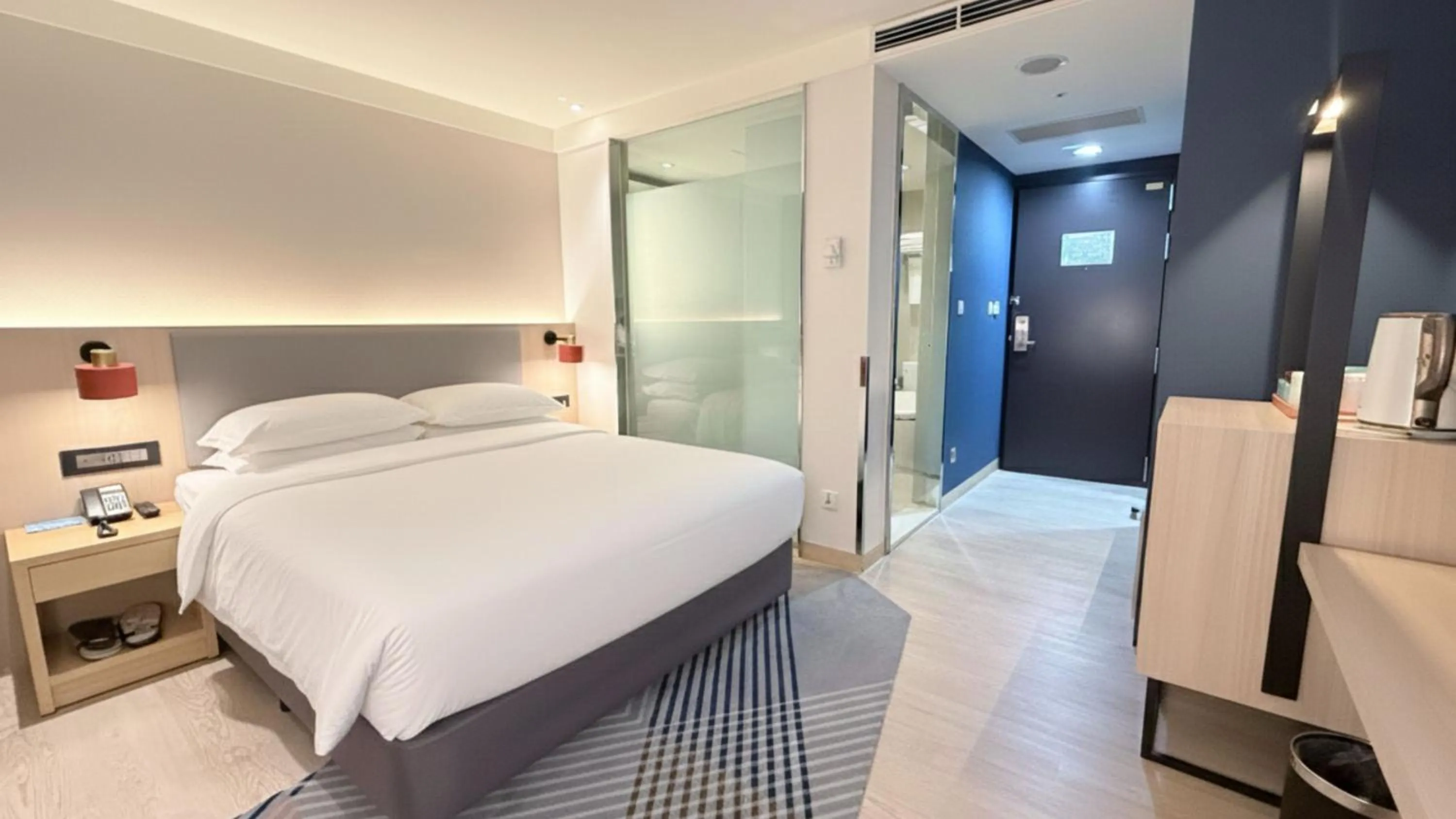 Bed in Holiday Inn Express Taipei Train Station by IHG